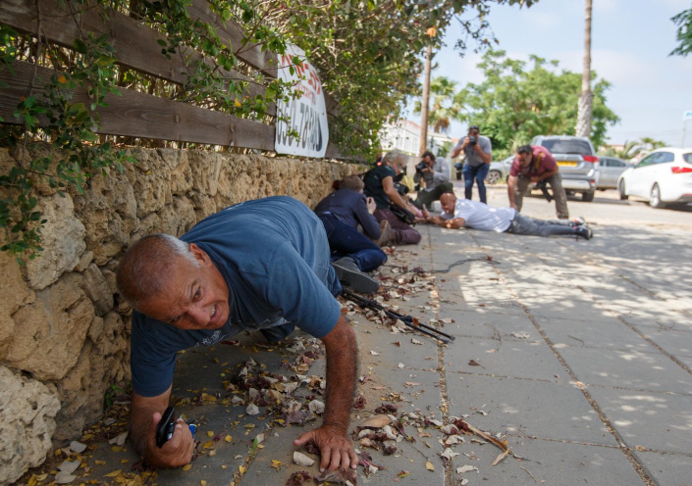 עיתונאים מתחבאים מאימת הרקטות