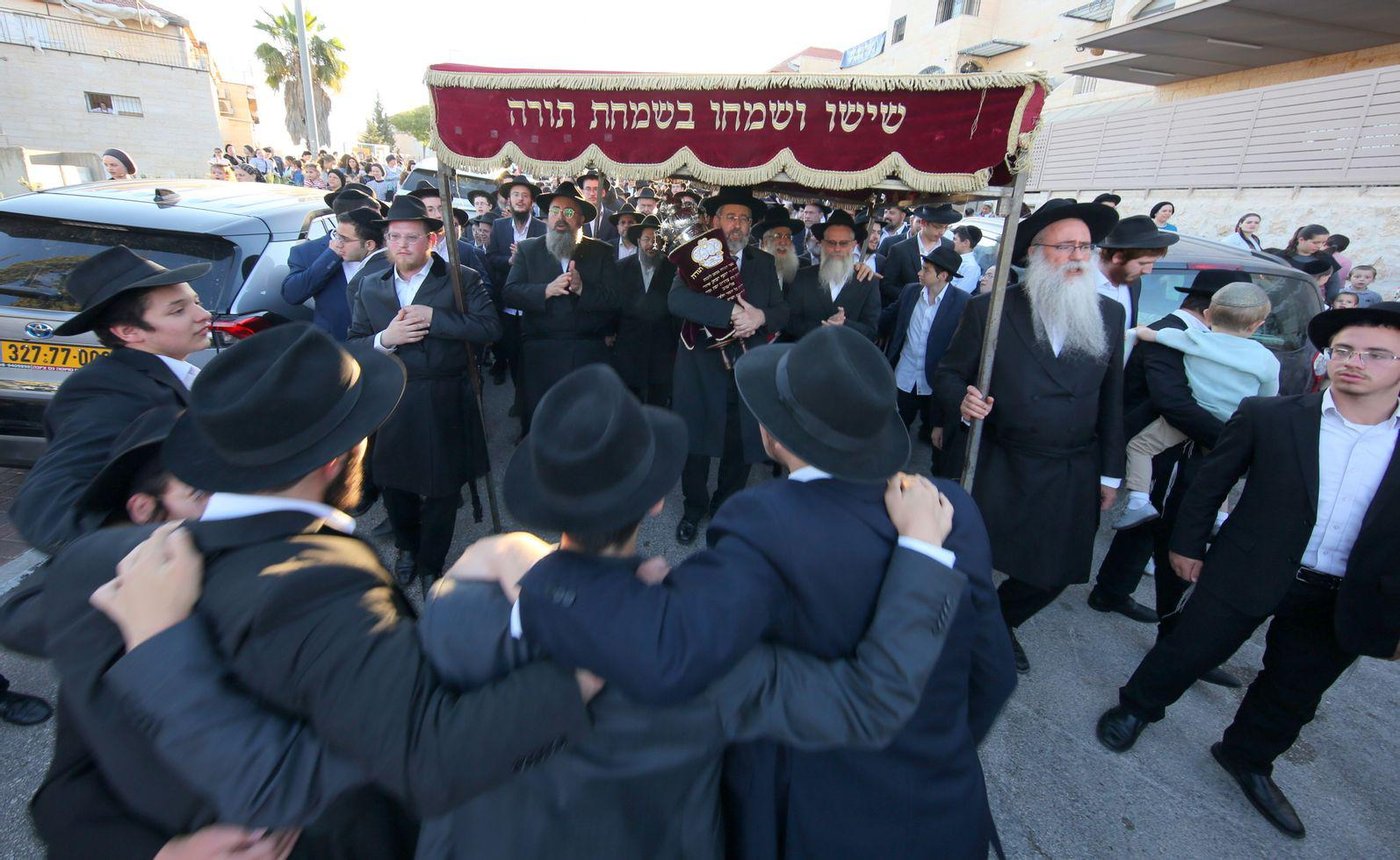 רבנים ואישי ציבור בהכנסת ס"ת של משפחת אליטוב