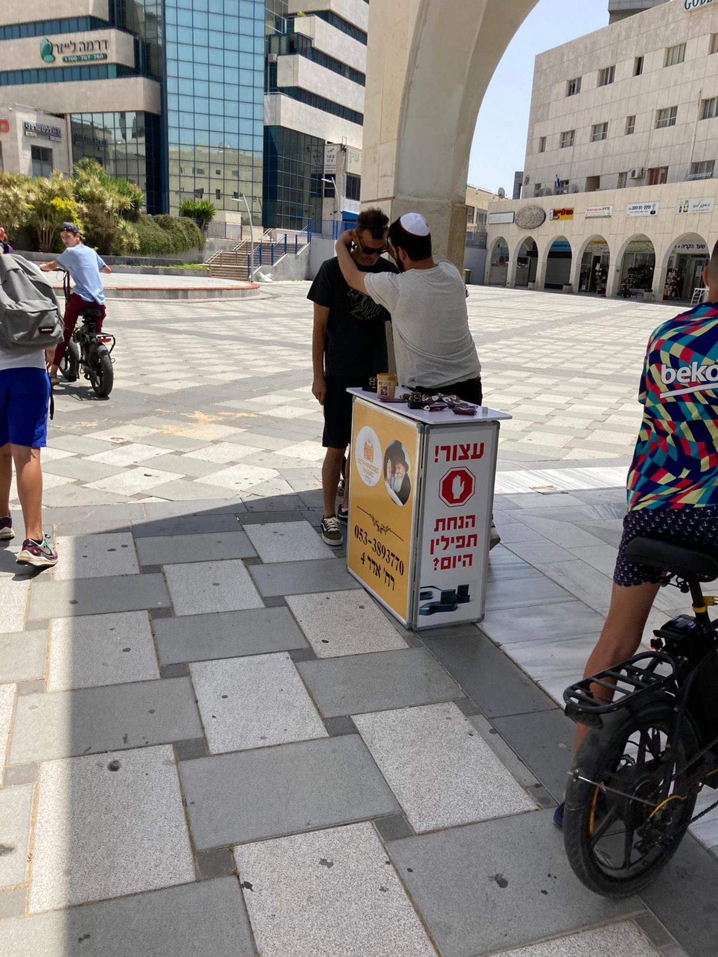 החב"דניקים הסתערו עם התפילין על מרכזי הערים