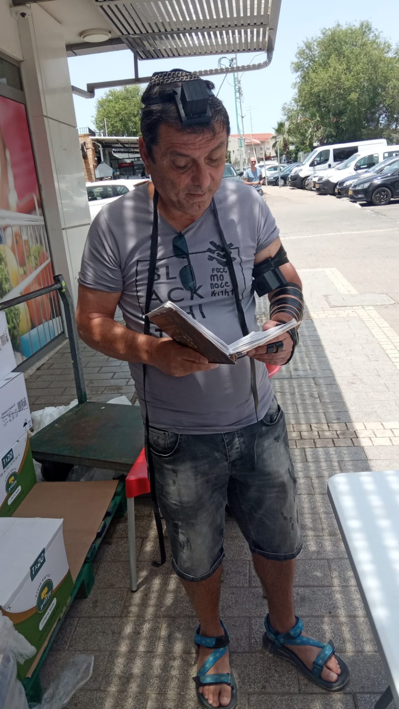 החב"דניקים הסתערו עם התפילין על מרכזי הערים