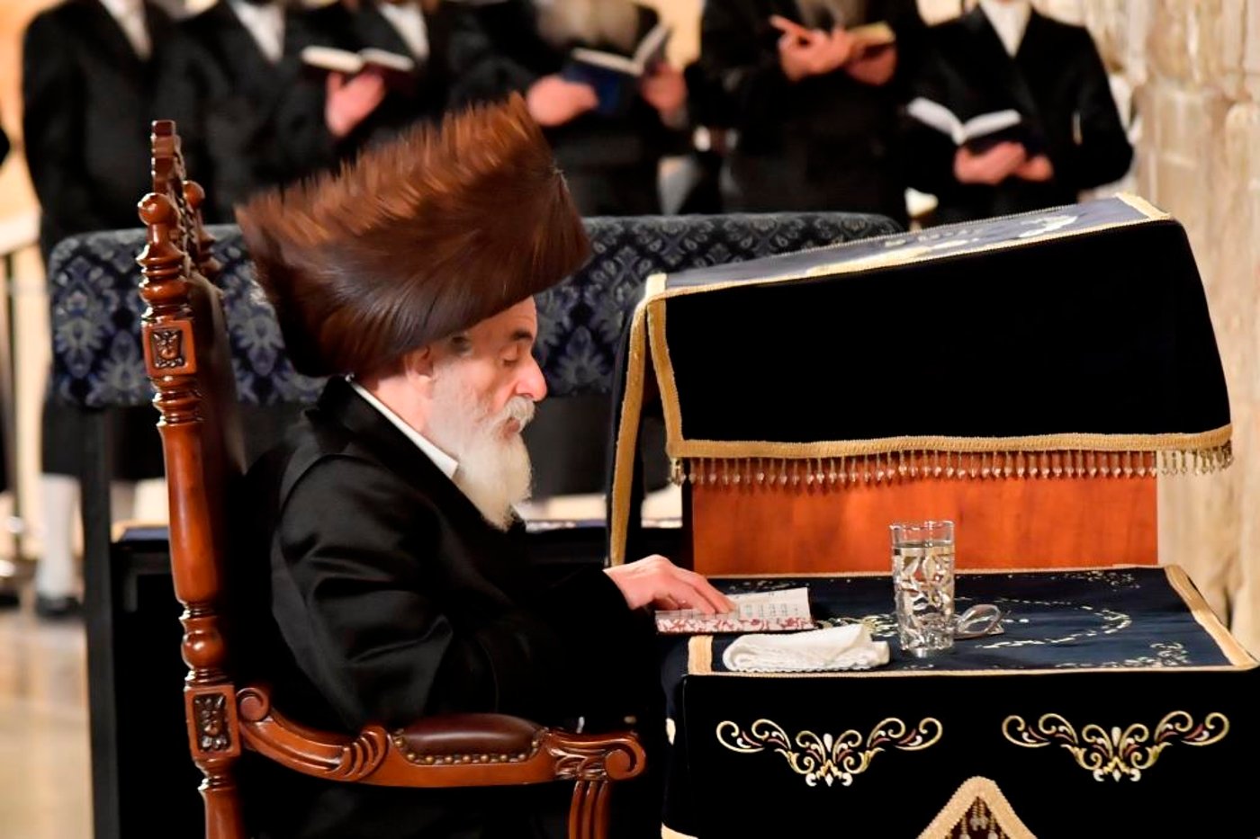 האדמו"ר מויז'ניץ בתפילה ברחבת הכותל המערבי