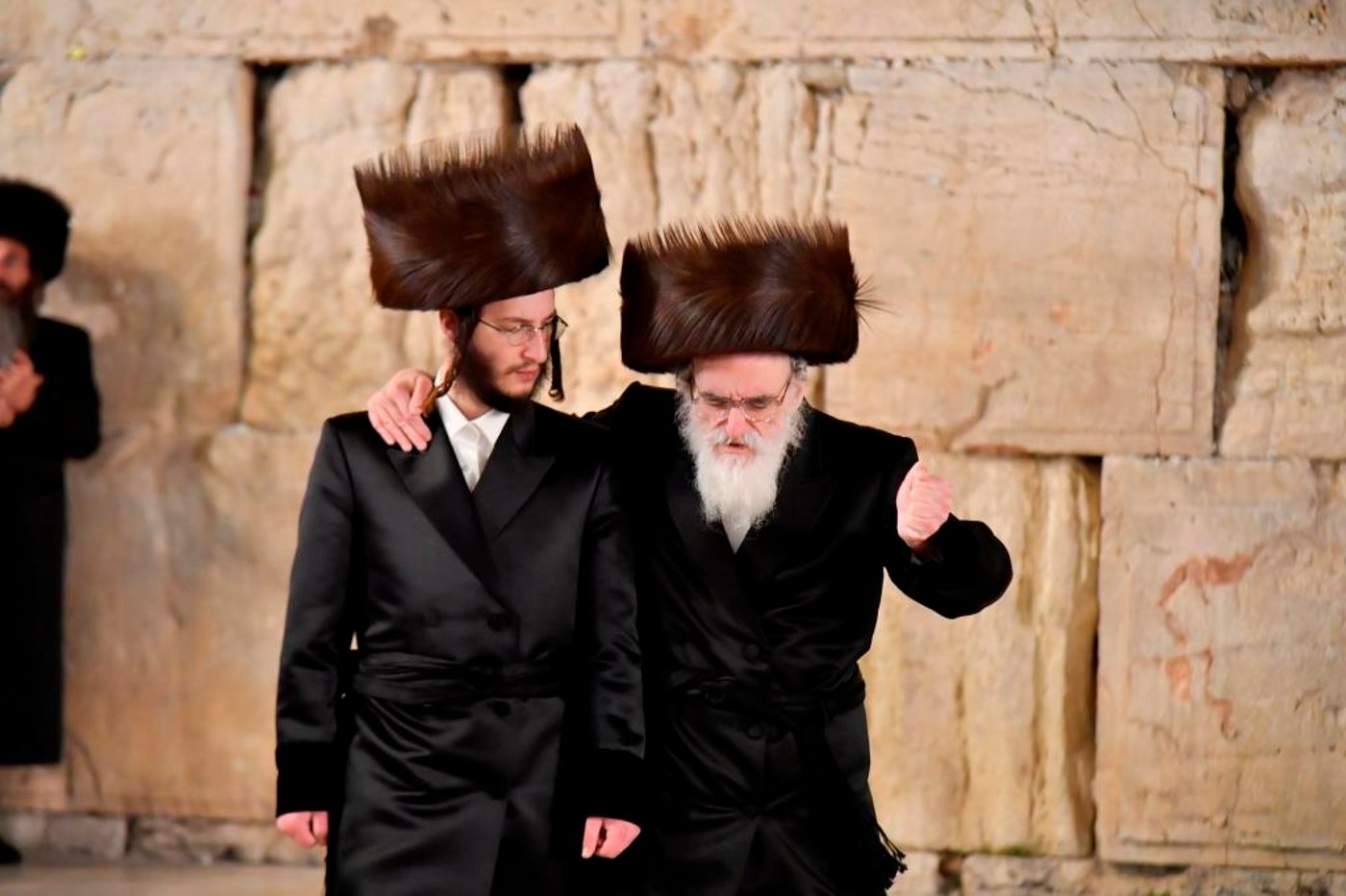 האדמו"ר מויז'ניץ בתפילה ברחבת הכותל המערבי