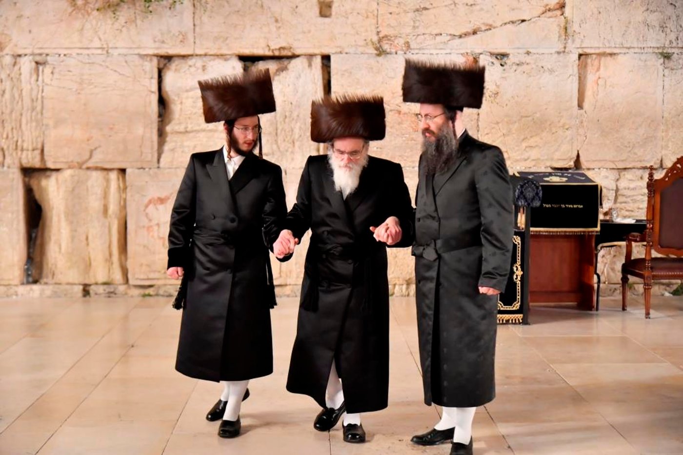 האדמו"ר מויז'ניץ בתפילה ברחבת הכותל המערבי