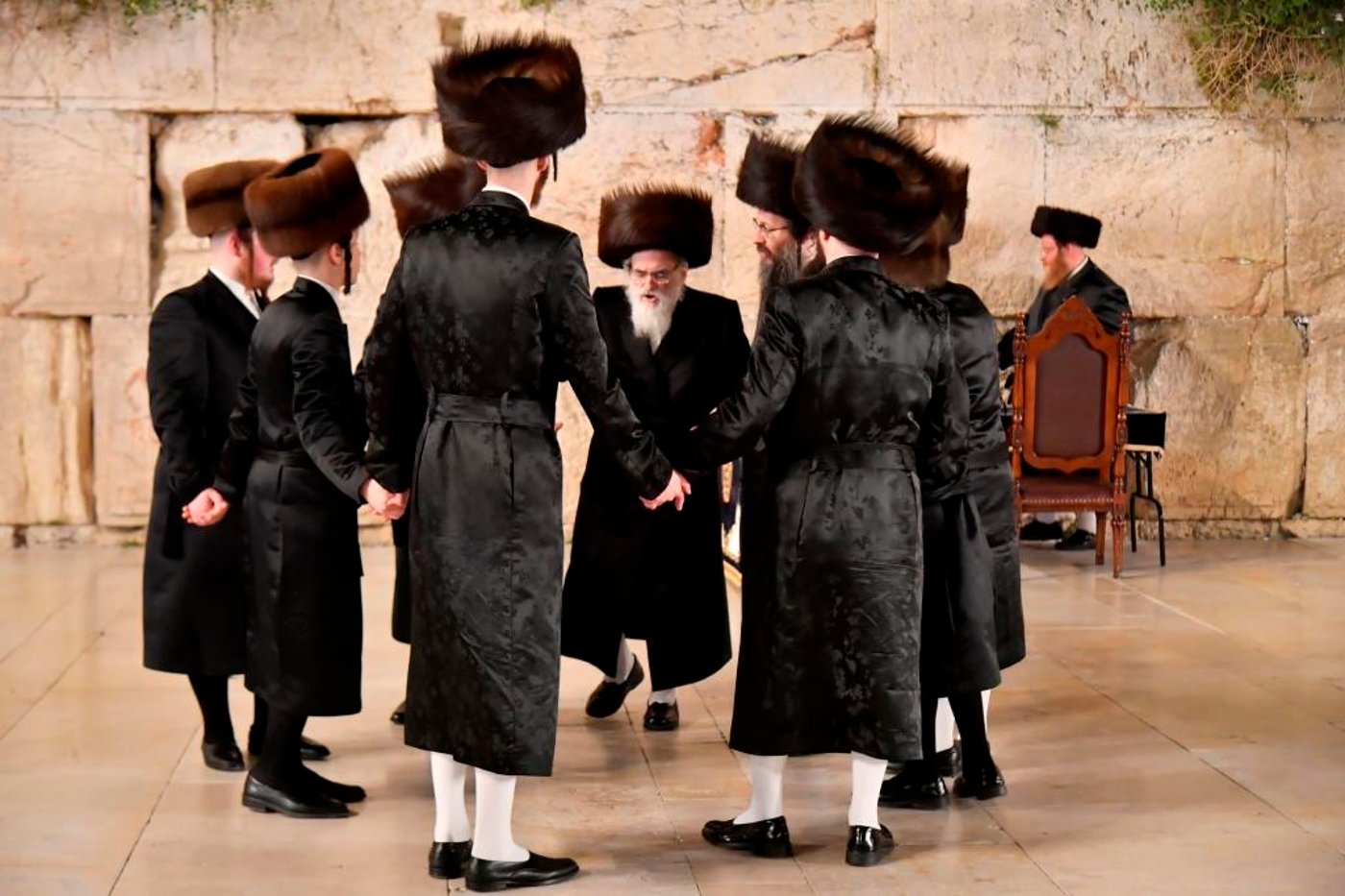 האדמו"ר מויז'ניץ בתפילה ברחבת הכותל המערבי