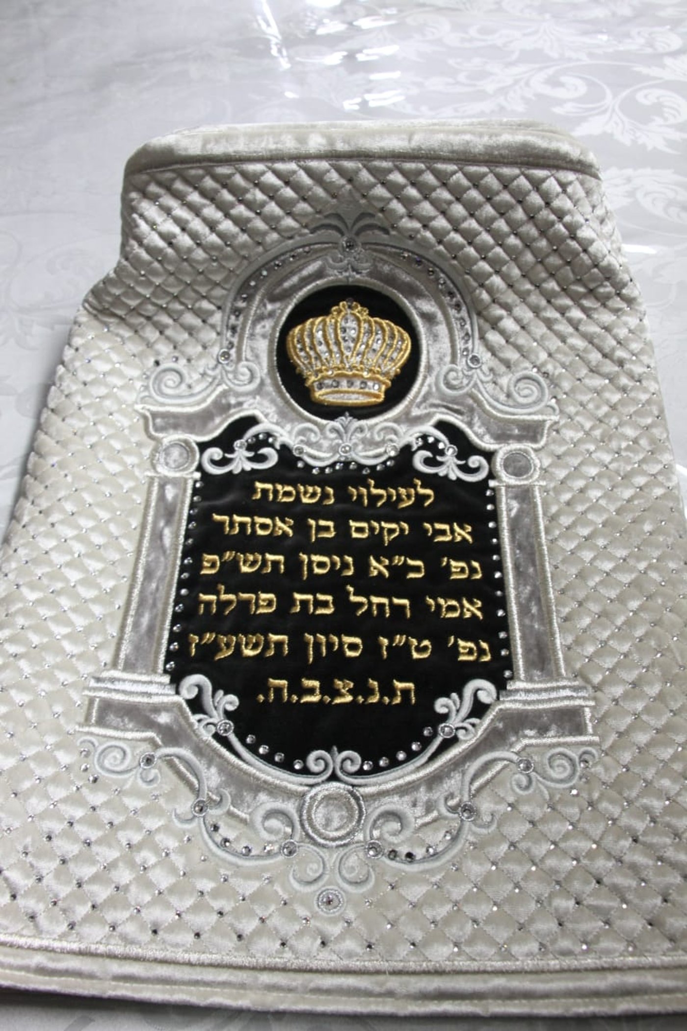 בבית המדרש קרעטשניף בבני ברק הכניסו ספר תורה חדש