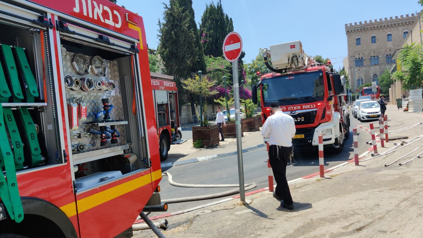 תינוקת נפצעה קל בשריפה בבניין מגורים