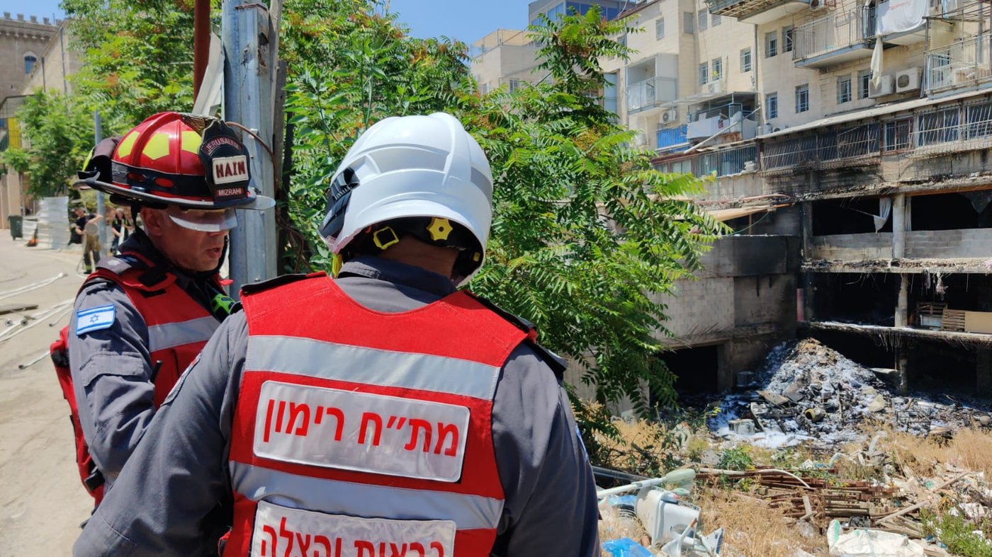 תינוקת נפצעה קל בשריפה בבניין מגורים