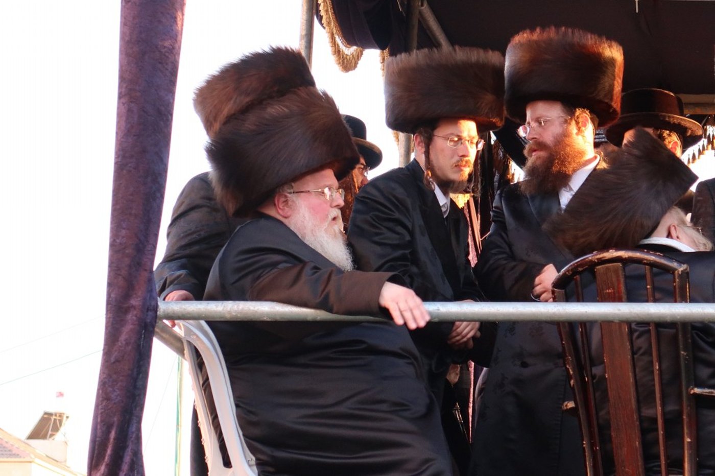 המונים בשמחת החתונה בחצרות תולדות אברהם יצחק - סאסוב