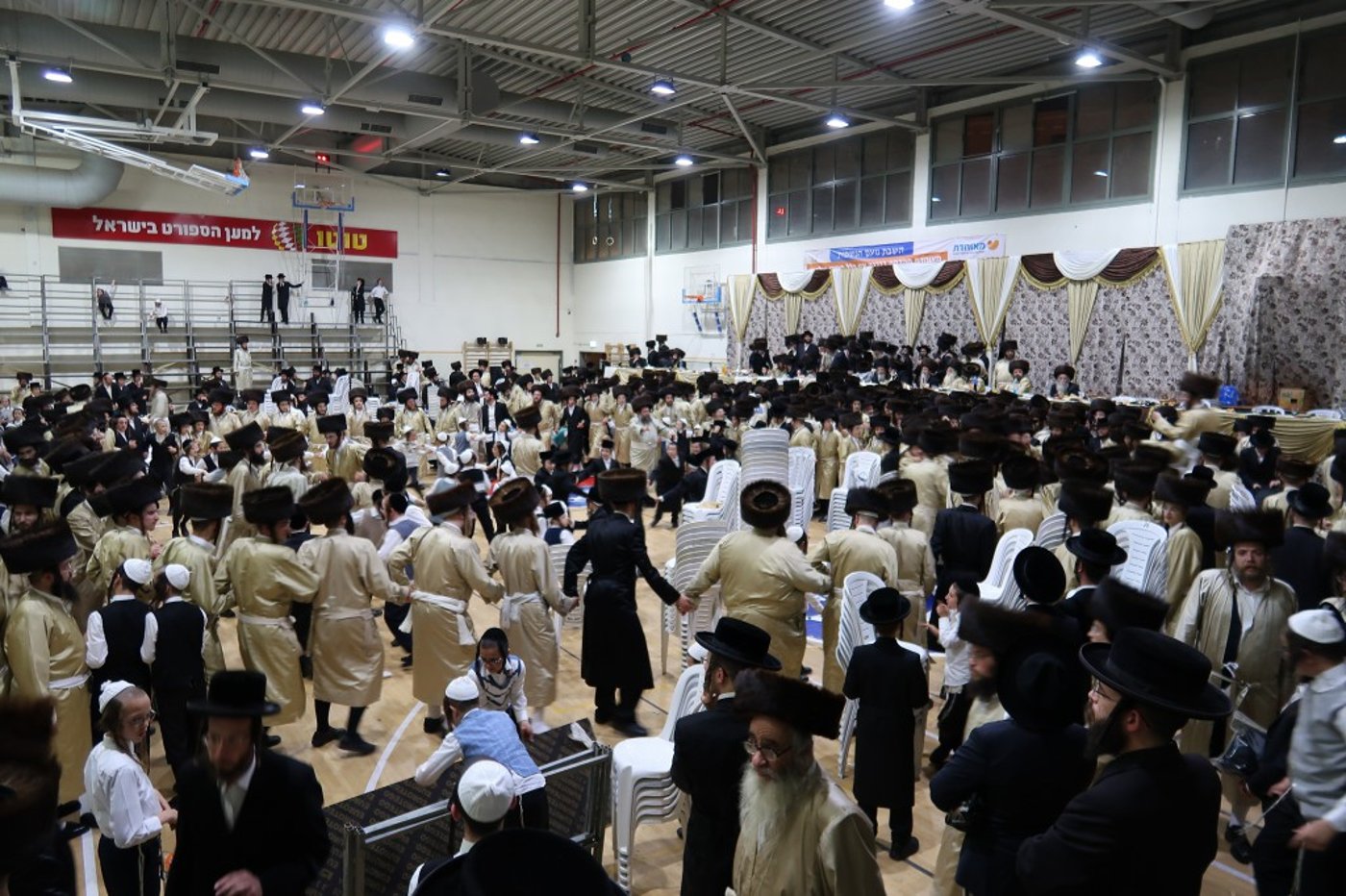 המונים בשמחת החתונה בחצרות תולדות אברהם יצחק - סאסוב