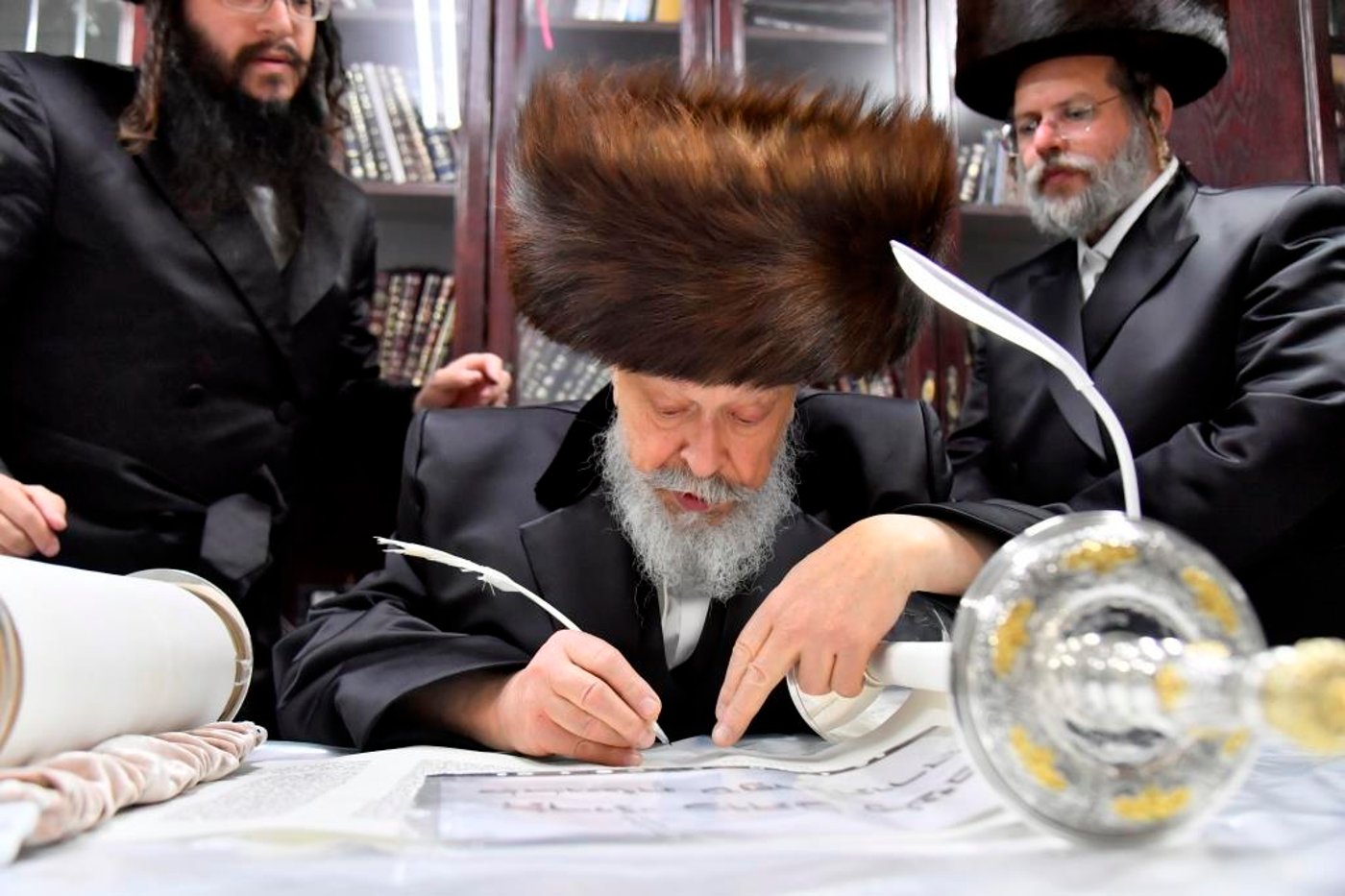 לע"נ החסיד: בויז'ניץ חגגו הכנסת ספר תורה חדש