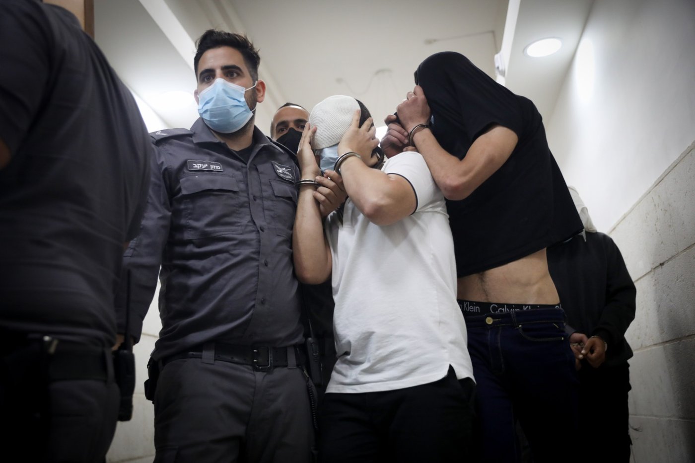 חבטו, דקרו וזרקו את הבגד עם הדם בפח ליד הישיבה