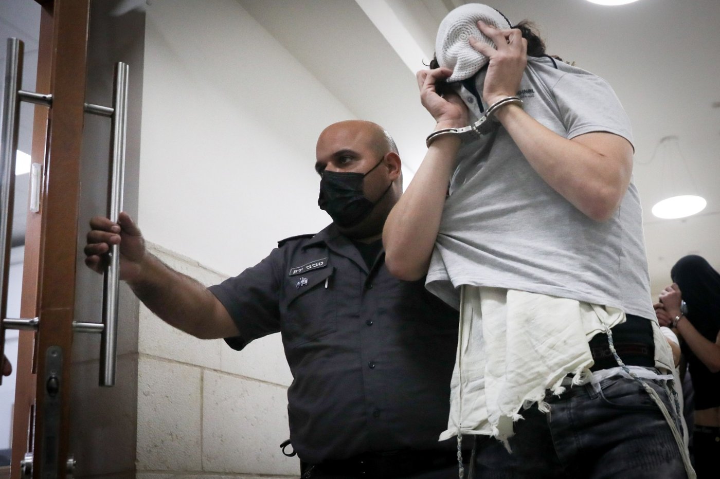 חבטו, דקרו וזרקו את הבגד עם הדם בפח ליד הישיבה