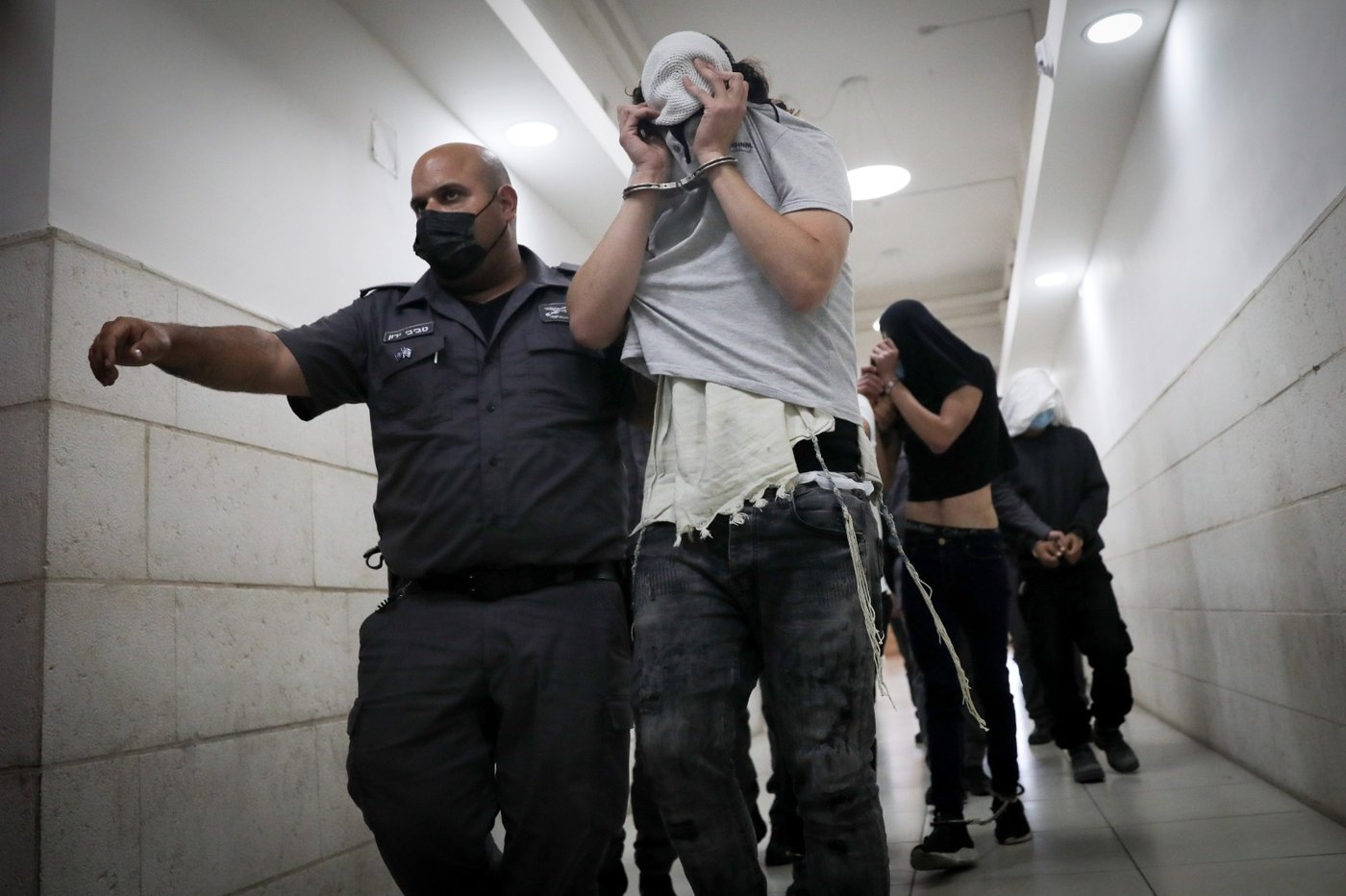 חבטו, דקרו וזרקו את הבגד עם הדם בפח ליד הישיבה