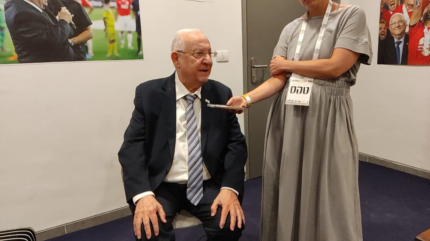 נשיא המדינה ראובן ריבלין מקבל את השיחה מיו"ר יש עתיד יאיר לפיד, באיצטדיון בלומפילד