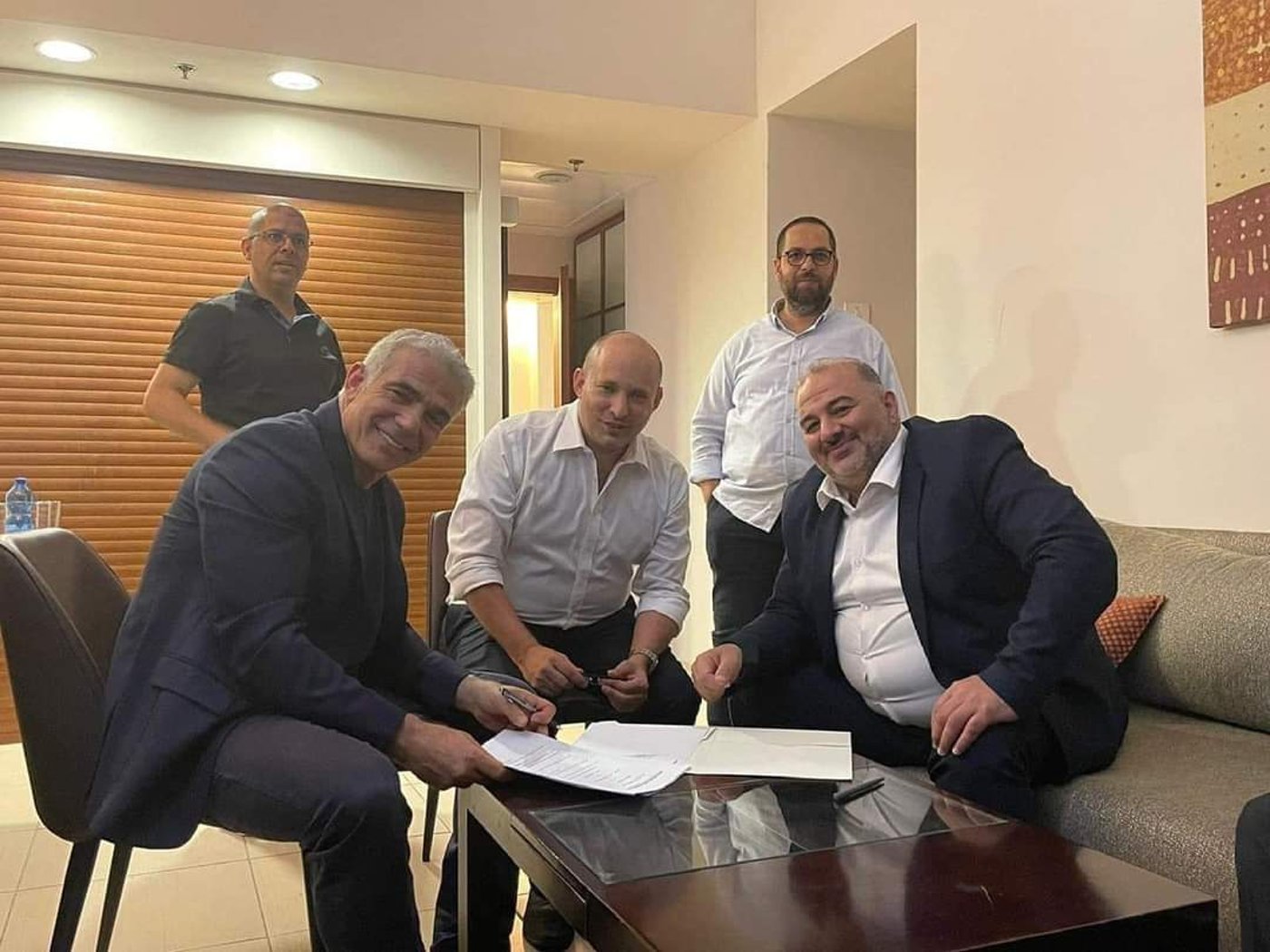 עבאס והשותפים בנט ולפיד, בחתימה