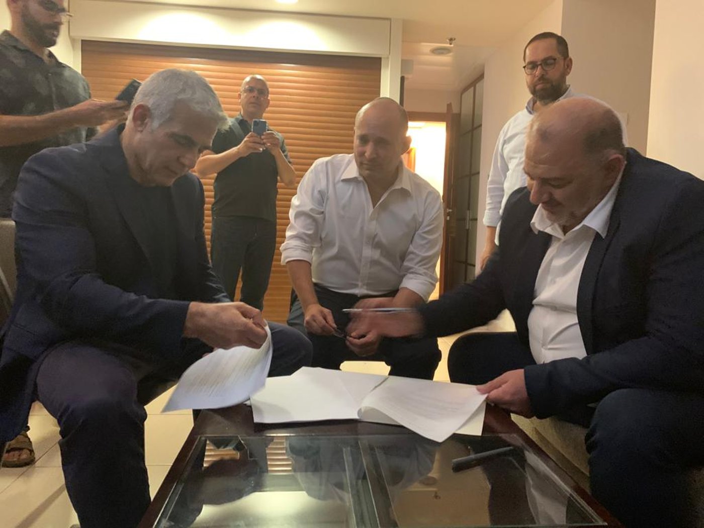 בנט, לפיד ועבאס חותמים. למדו מנתניהו