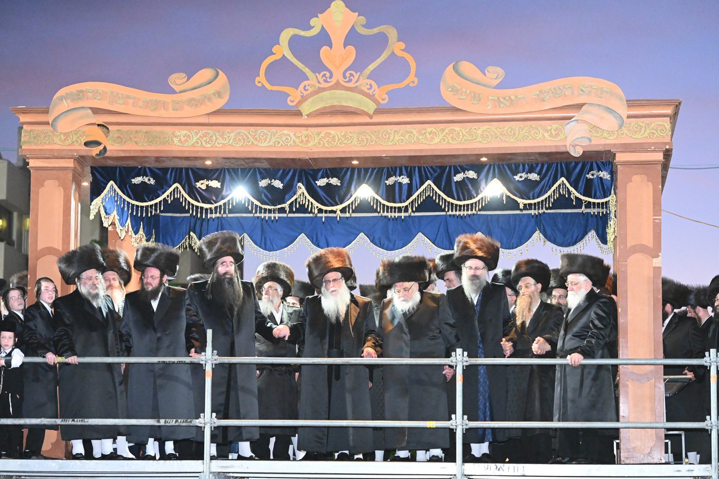 תיעוד: אלפים בחתונת נכדתו של האדמו"ר
