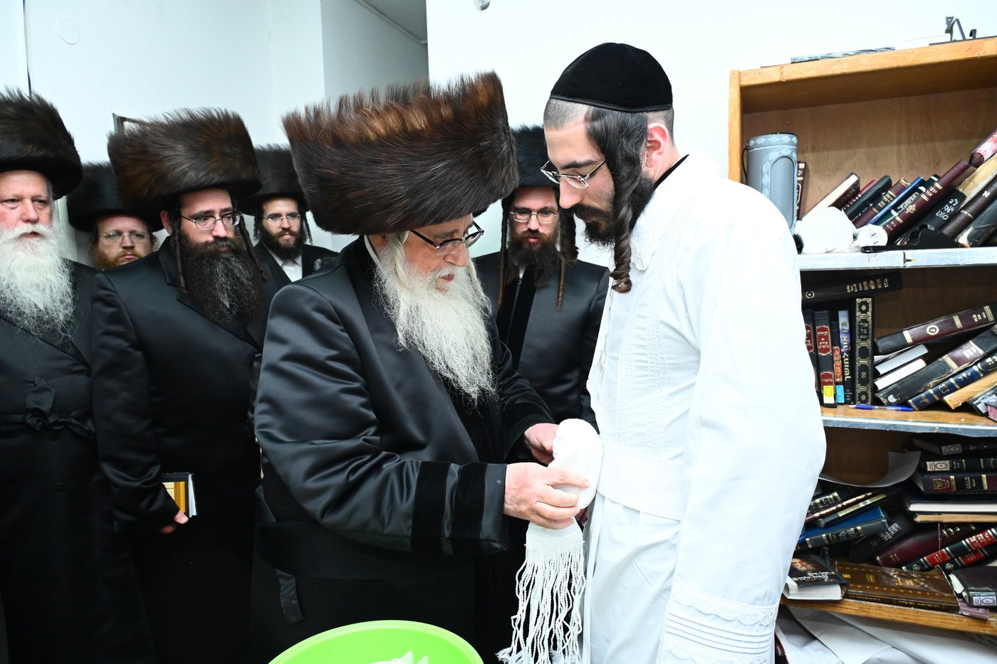 תיעוד: אלפים בחתונת נכדתו של האדמו"ר