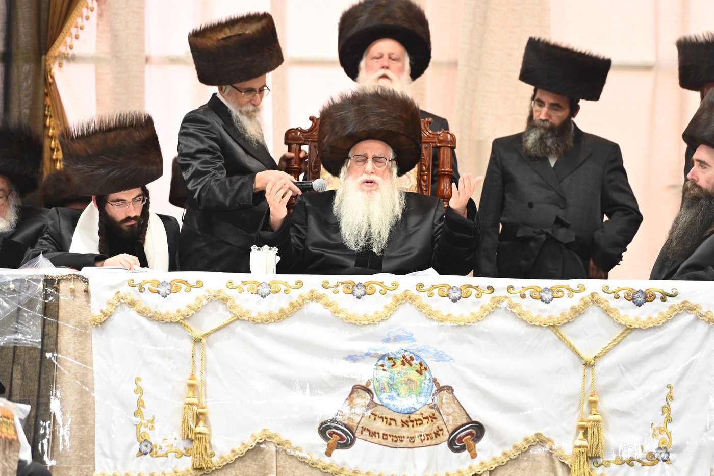 תיעוד: אלפים בחתונת נכדתו של האדמו"ר