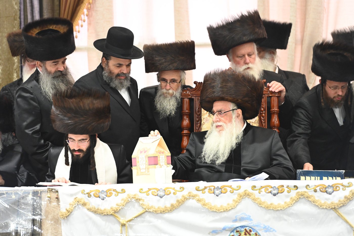 תיעוד: אלפים בחתונת נכדתו של האדמו"ר