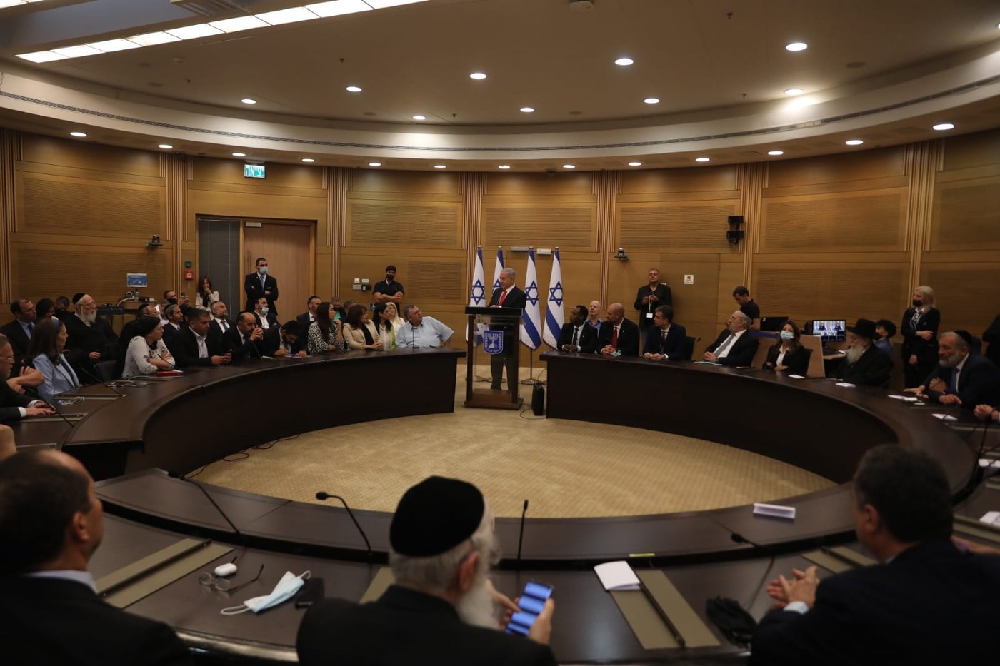 "מלוכדים": ראש האופוזיציה נתניהו עם המפלגות החרדיות