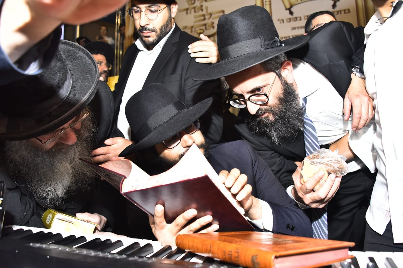 אלפים במעמד הסיומים של הינוקא בירושלים • צפו