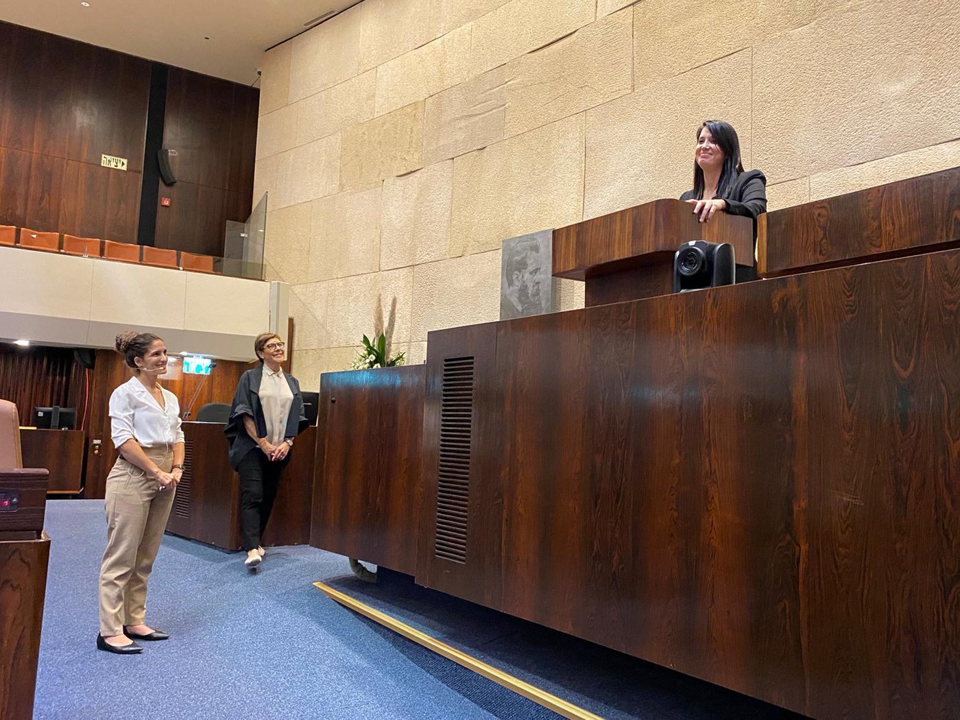 מזכירת הכנסת עם חברת הכנסת והמתורגמנית שלה באחד ממפגשי ההכנה אמש.