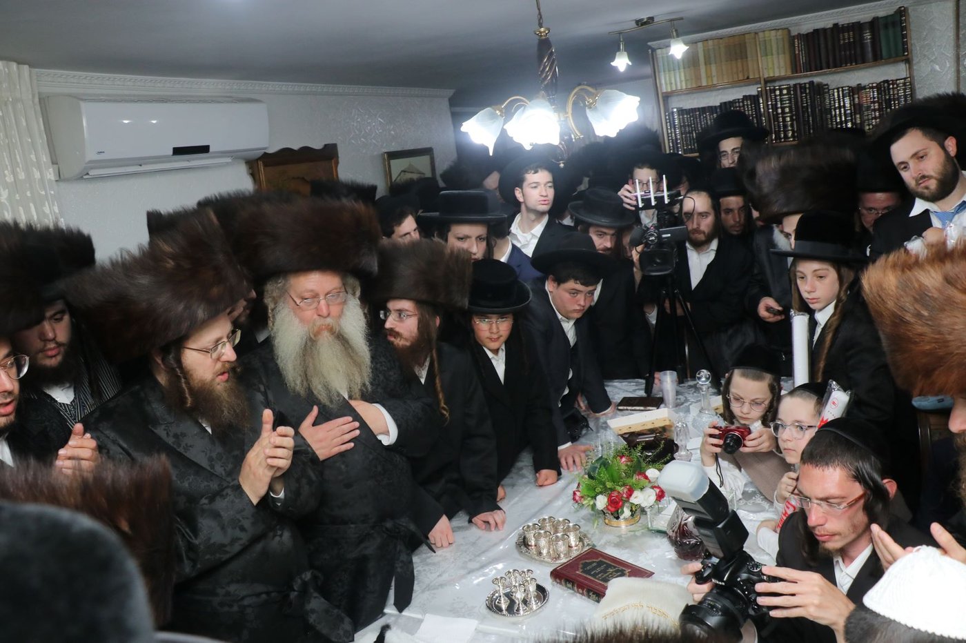 בקאמרנא חגגו הכנסת ספר תורה חדש; צפו