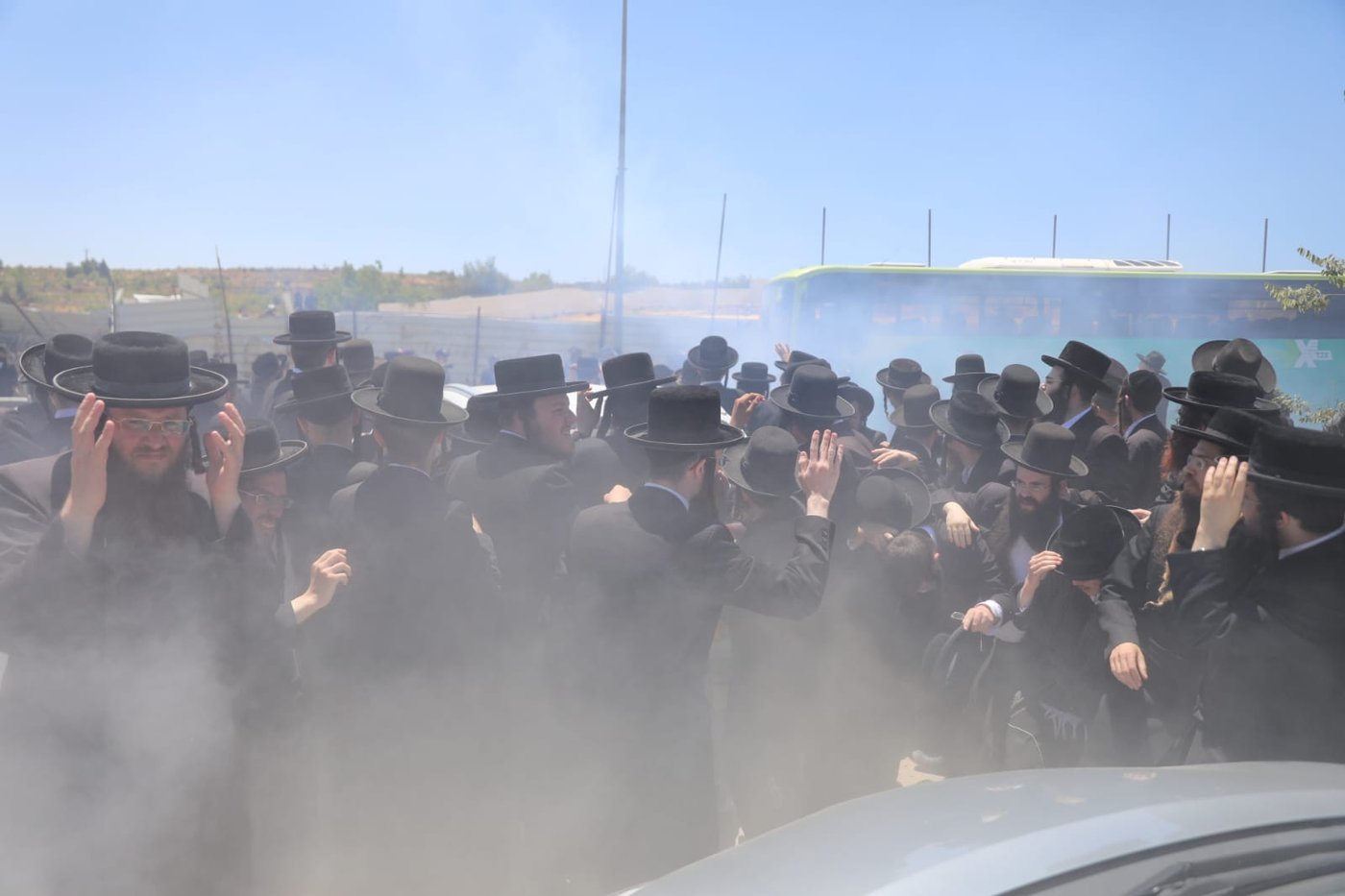 אלף מפגינים בגוש עציון; רימוני הלם על רכבו של הגאב"ד