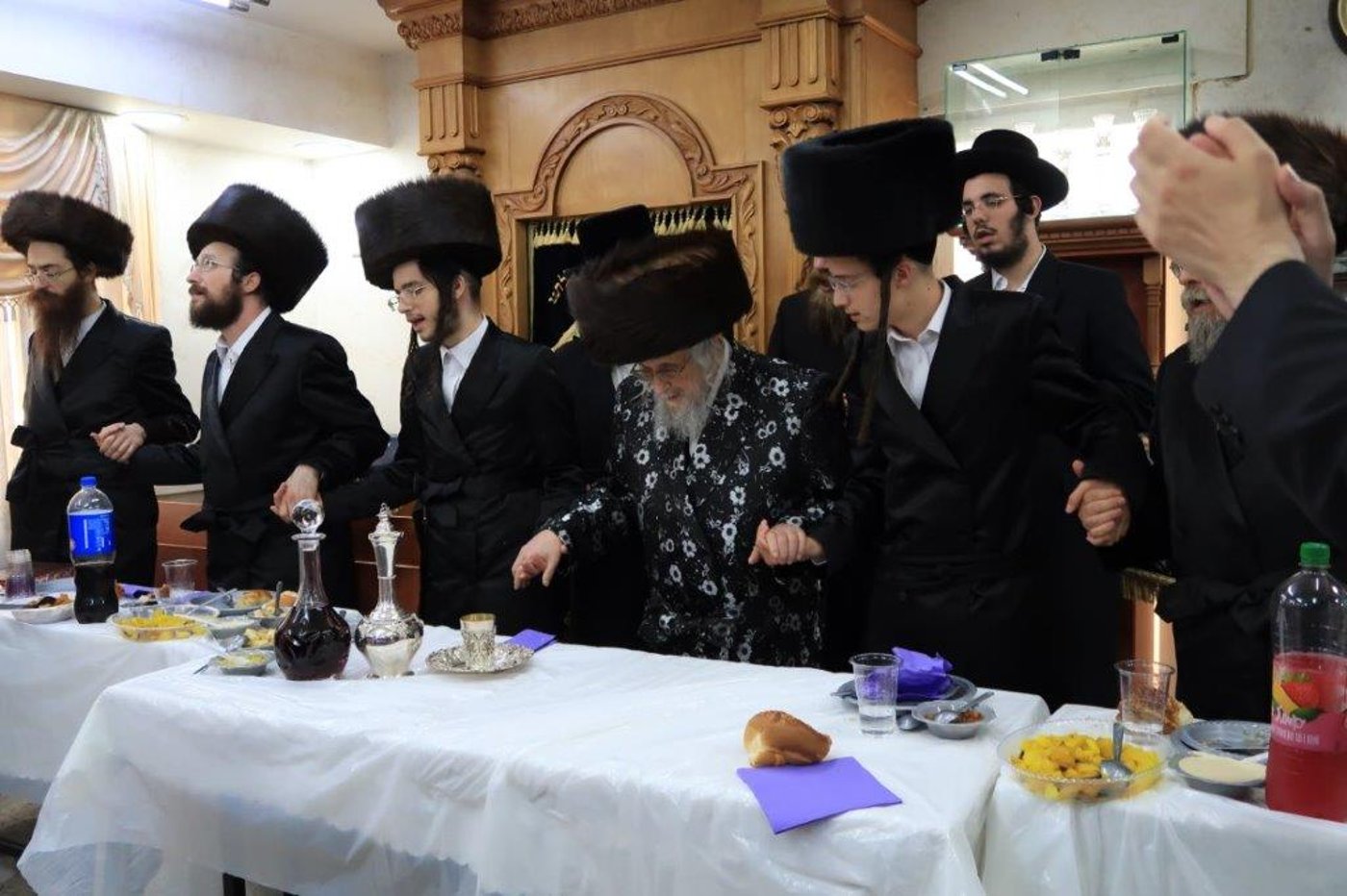 גאב"ד 'העדה' חגג 'שבע ברכות' לשני ניניו
