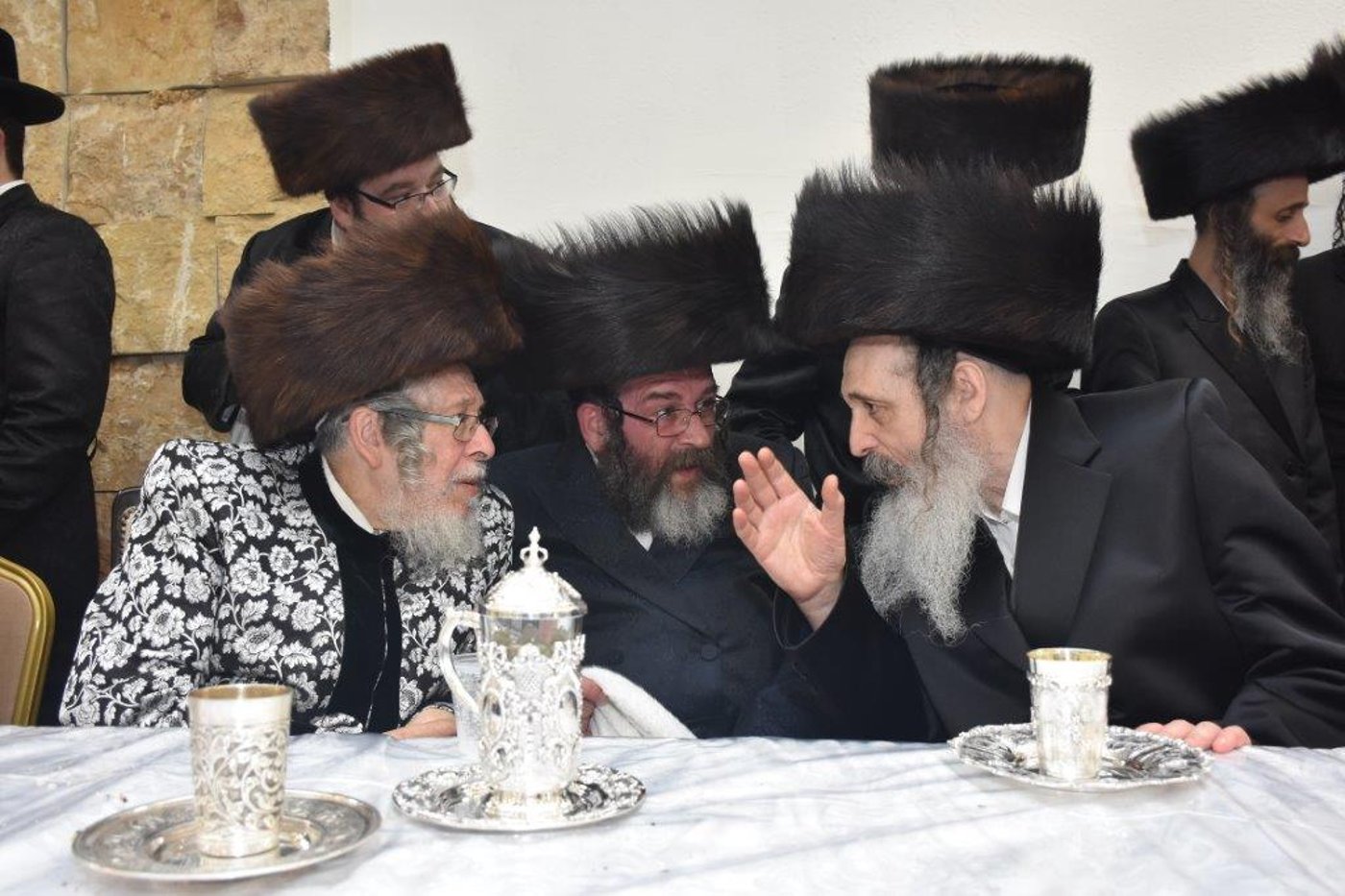 מאות חסידים בחתונת בית סטראפקוב - מעליץ - ראדושיץ