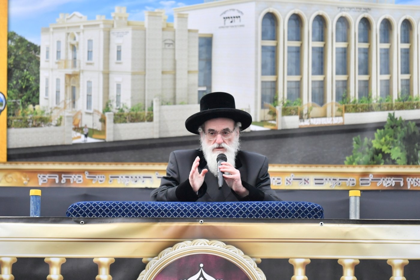 בשטח הענק: הרבי מויז'ניץ ירה את אבן הפינה לבניין הת"ת