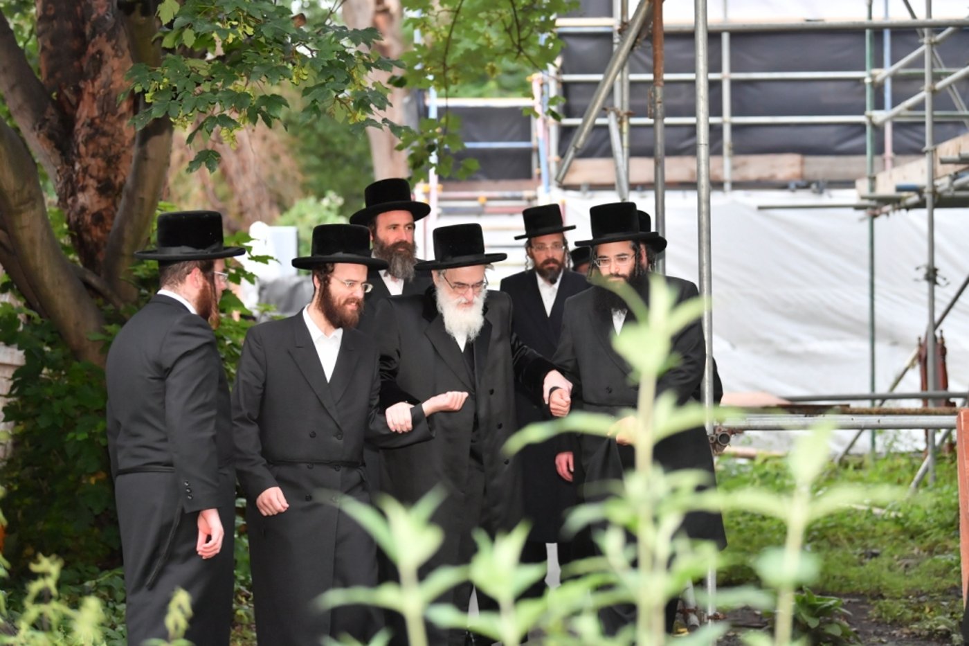 בשטח הענק: הרבי מויז'ניץ ירה את אבן הפינה לבניין הת"ת