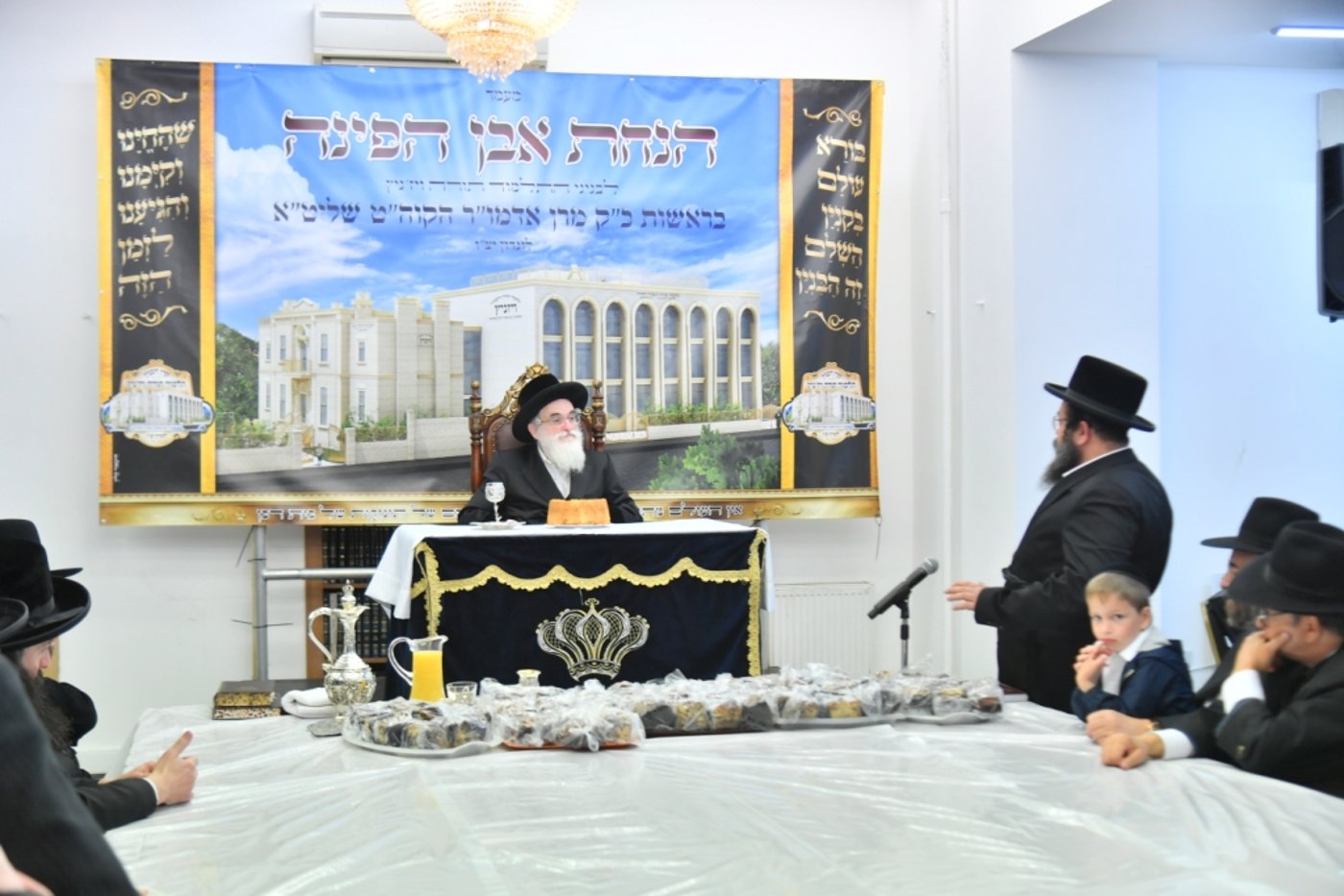 בשטח הענק: הרבי מויז'ניץ ירה את אבן הפינה לבניין הת"ת