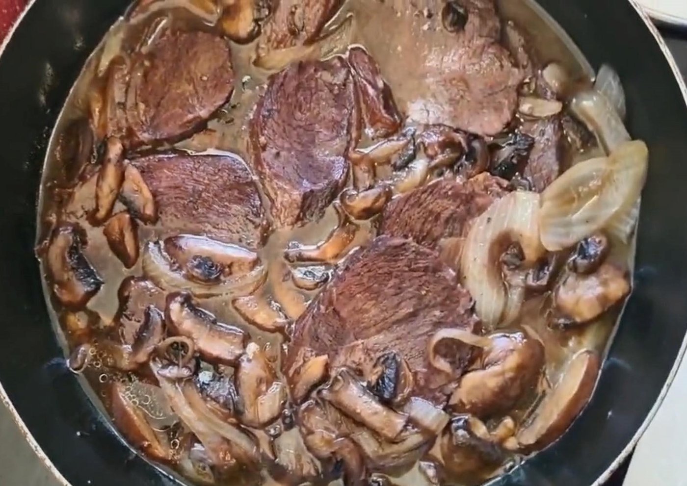 בשר פילה מדומה ברוטב יין ופטריות