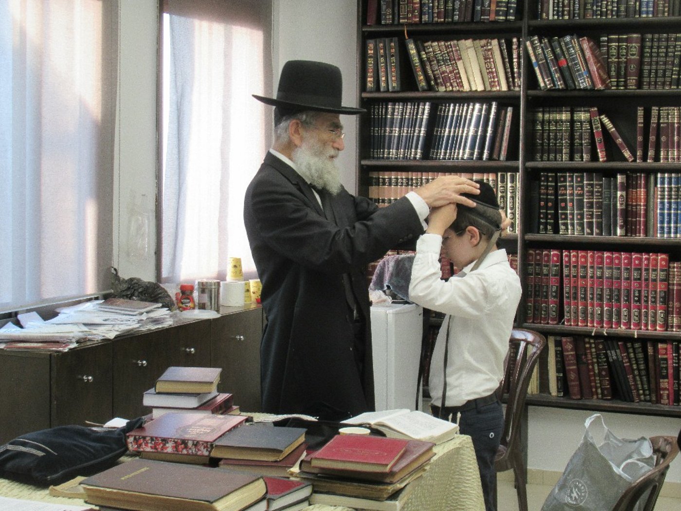 ראש ישיבת פוניבז' הניח תפילין לנכדו • צפו