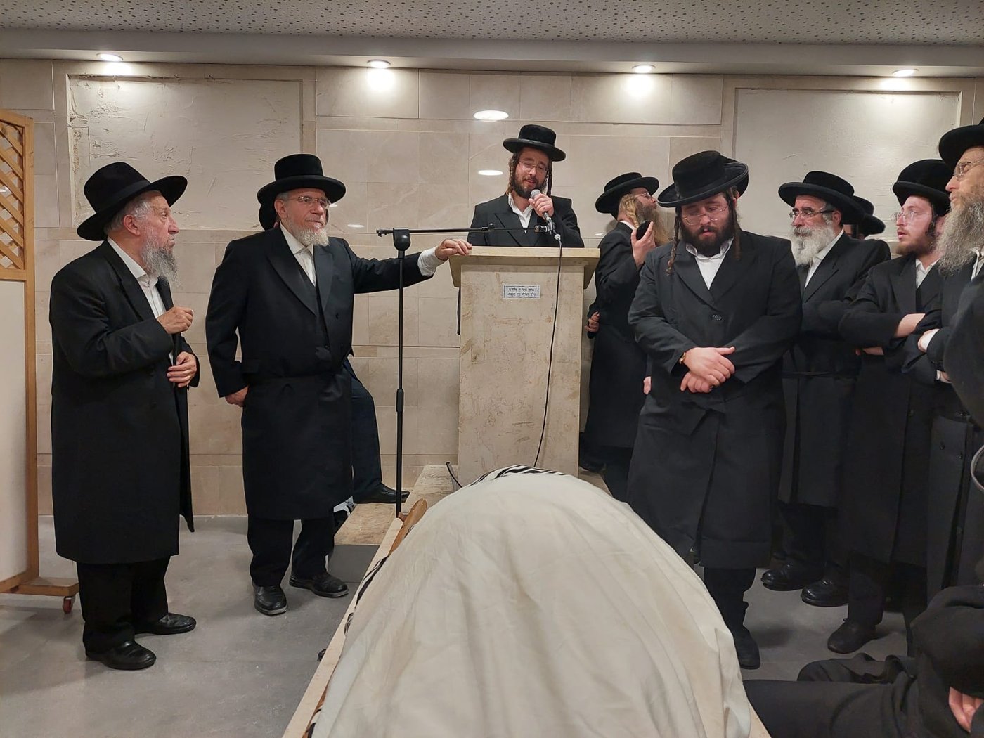 רבי אהרן ישעי'ה ז"ל הובא למנוחות: "אוהב ורודף שלום"