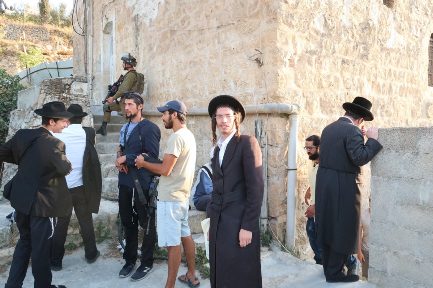 תחת אבטחה כבדה: התפילה בקבר עתניאל בן קנז