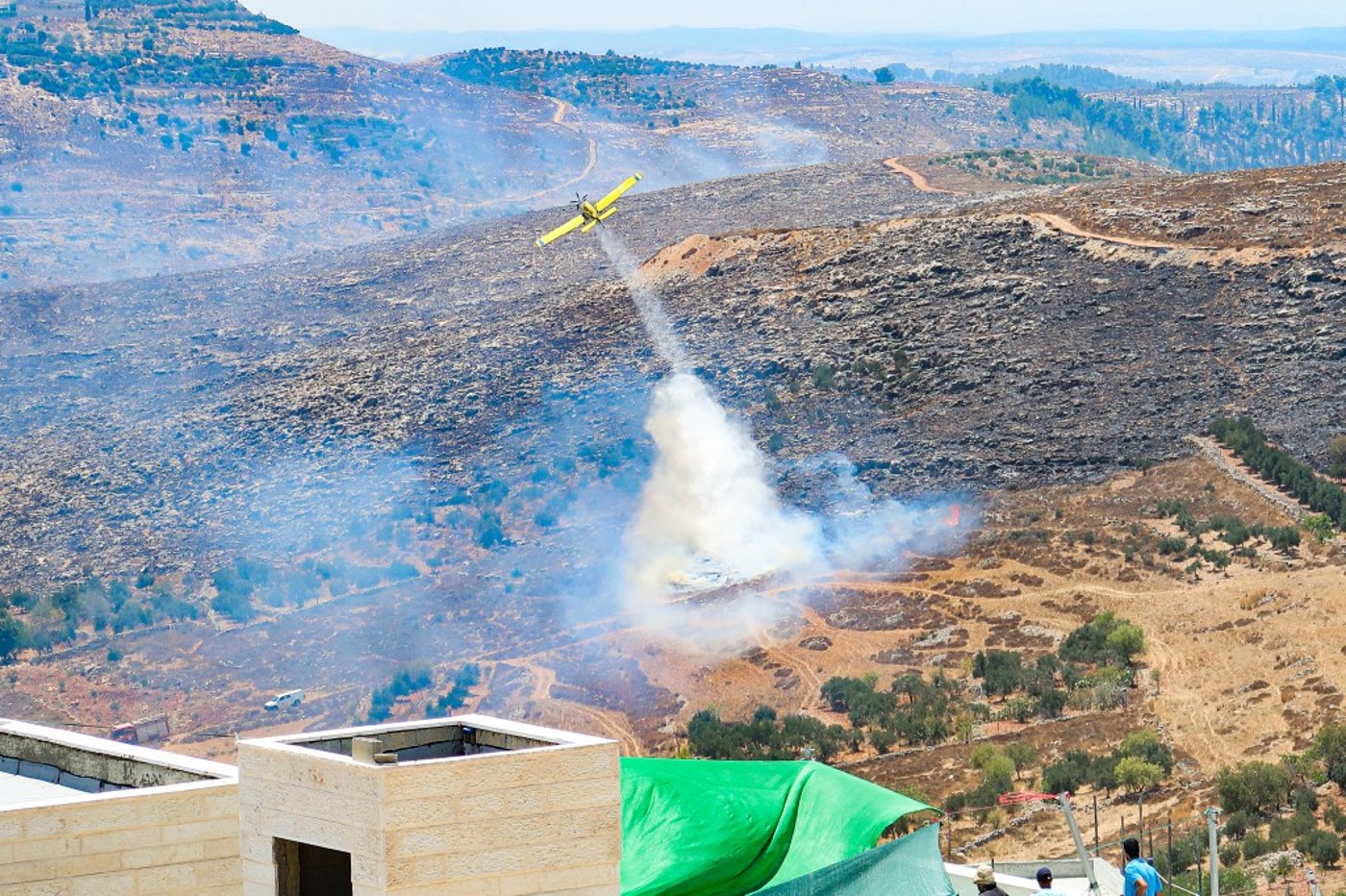 צפו: כוחות כיבוי מכבים להבות ענק בביתר