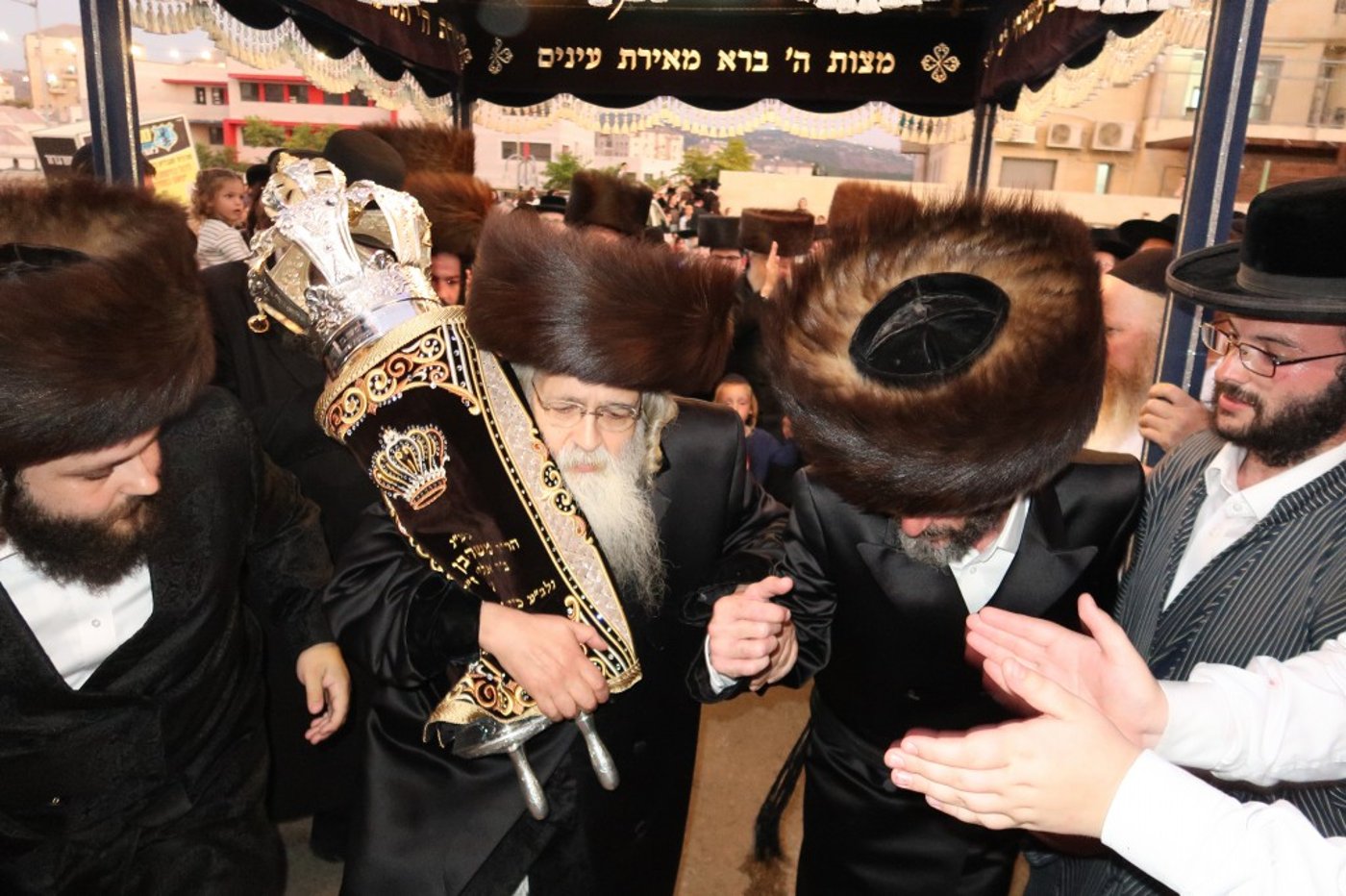 בדז'ירקא בביתר עילית חגגו הכנסת ספר תורה חדש