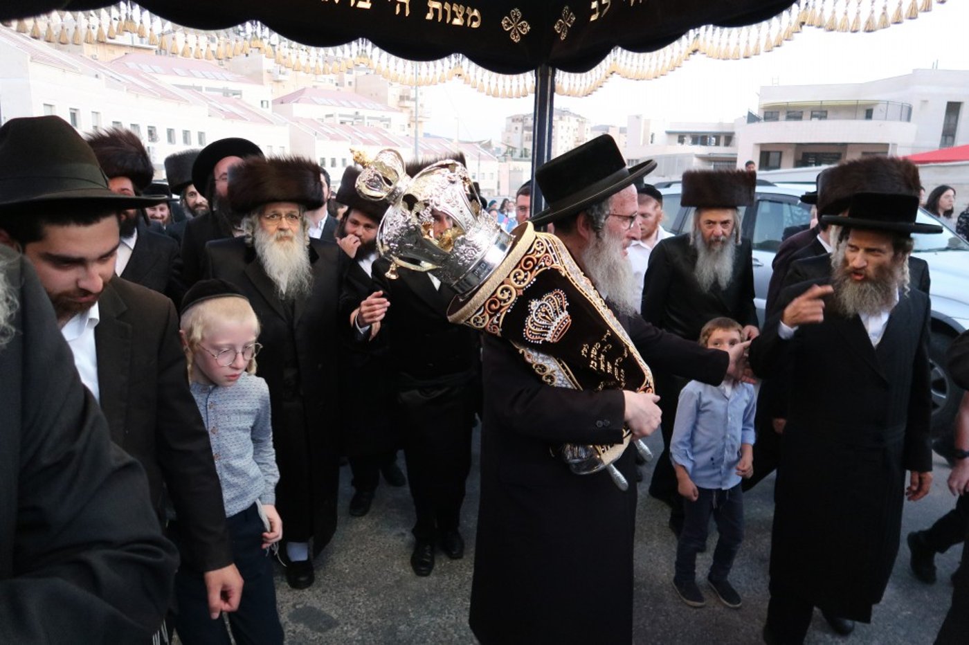 בדז'ירקא בביתר עילית חגגו הכנסת ספר תורה חדש