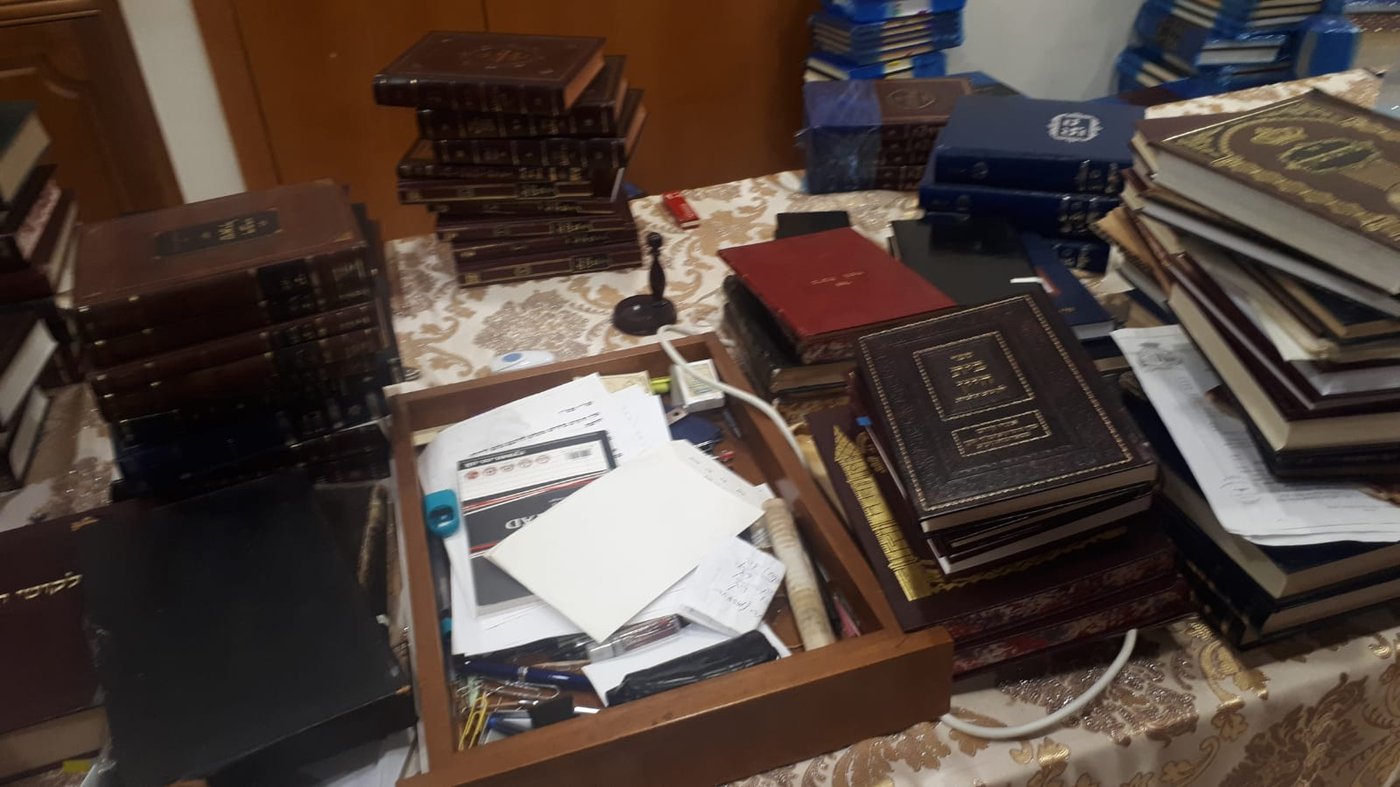 ספרי הקודש של הרבי זצ"ל וחפציו האישיים והנדירים, נבזזו