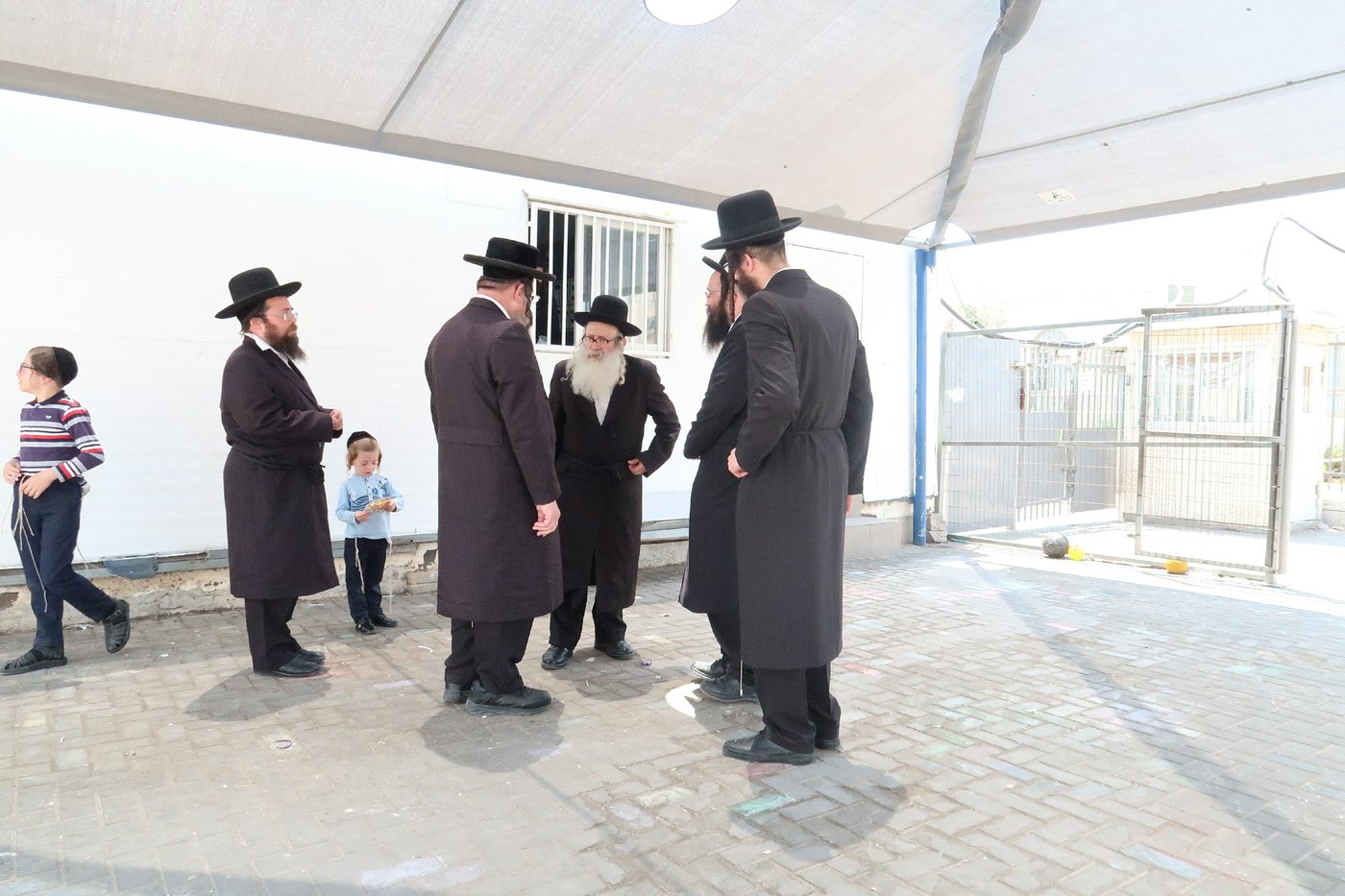 תיעוד: הרבי מאמשינוב הכניס את נכדו לחיידר