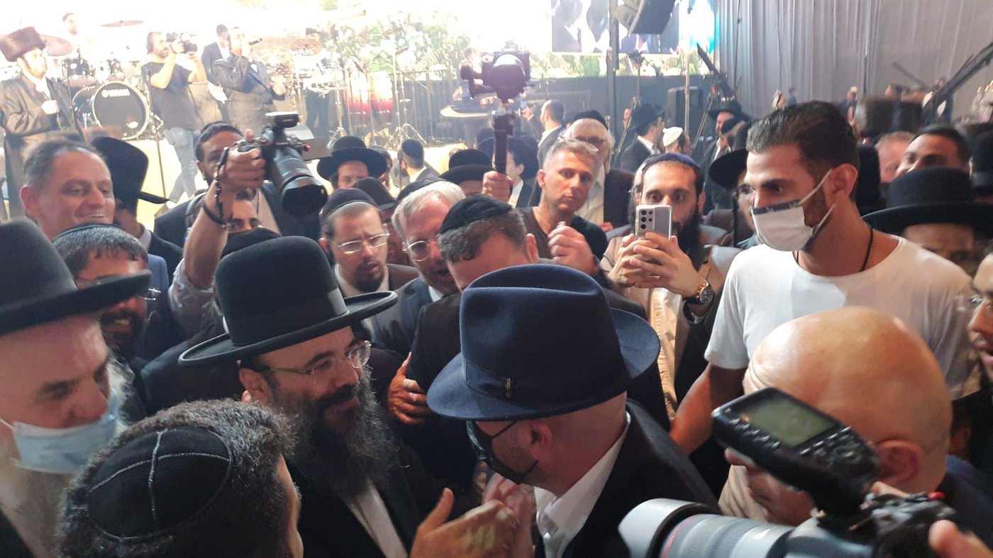 כשהוא מחופש לחרדי: מה חיפש עומר אדם בחתונת בן המקובל? • צפו
