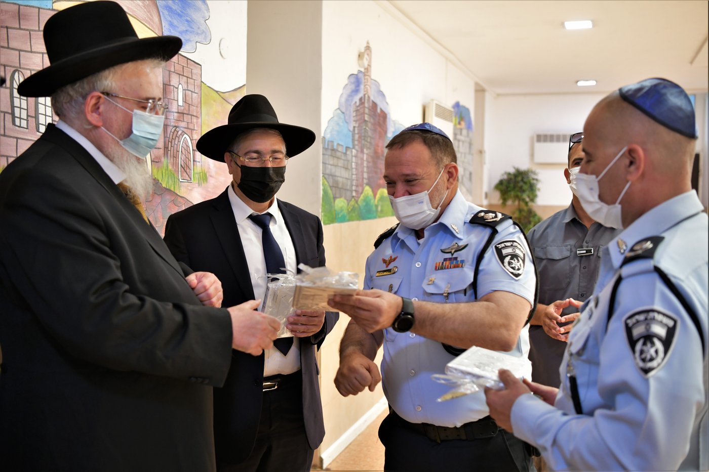 המפכ"ל בתלמוד תורה חרדי: "יש לי עונג גדול" • צפו