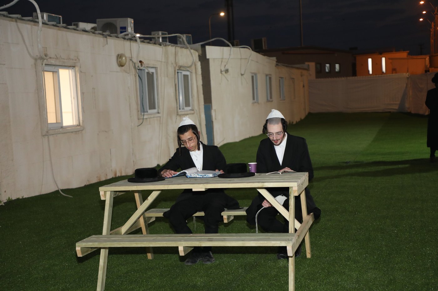 באמירת תהילים ולימוד: בתולדות אהרן חנכו ישיבה חדשה