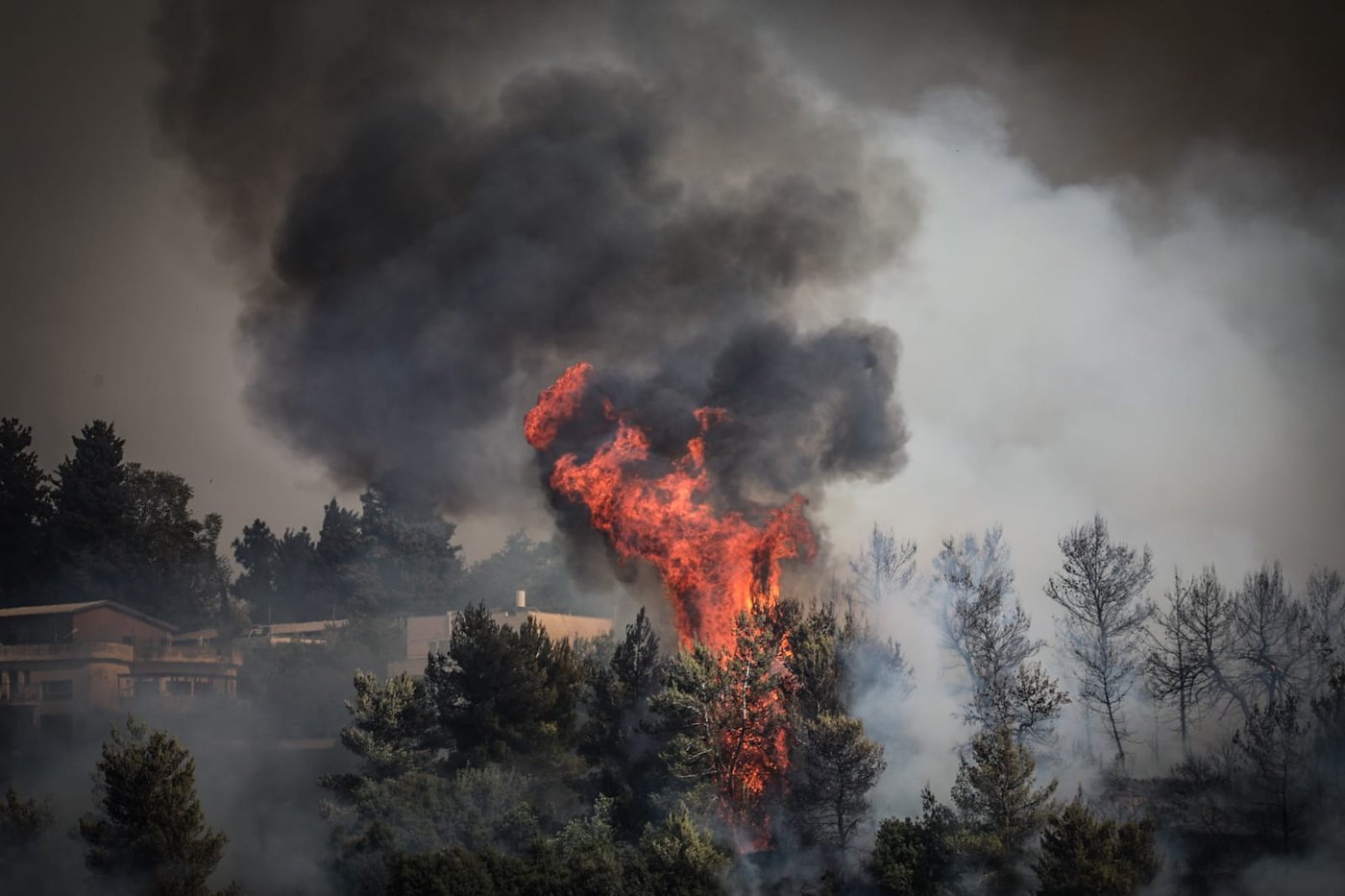מאות מפונים מבתיהם; הוכרז על גיוס כללי בכבאות והצלה