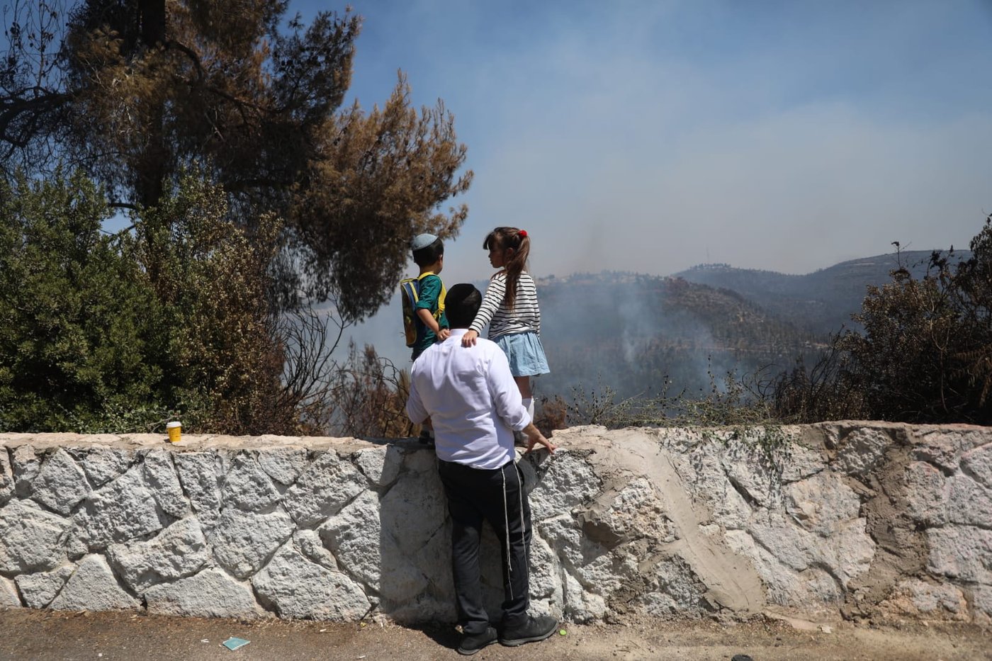 מאות מפונים מבתיהם; הוכרז על גיוס כללי בכבאות והצלה