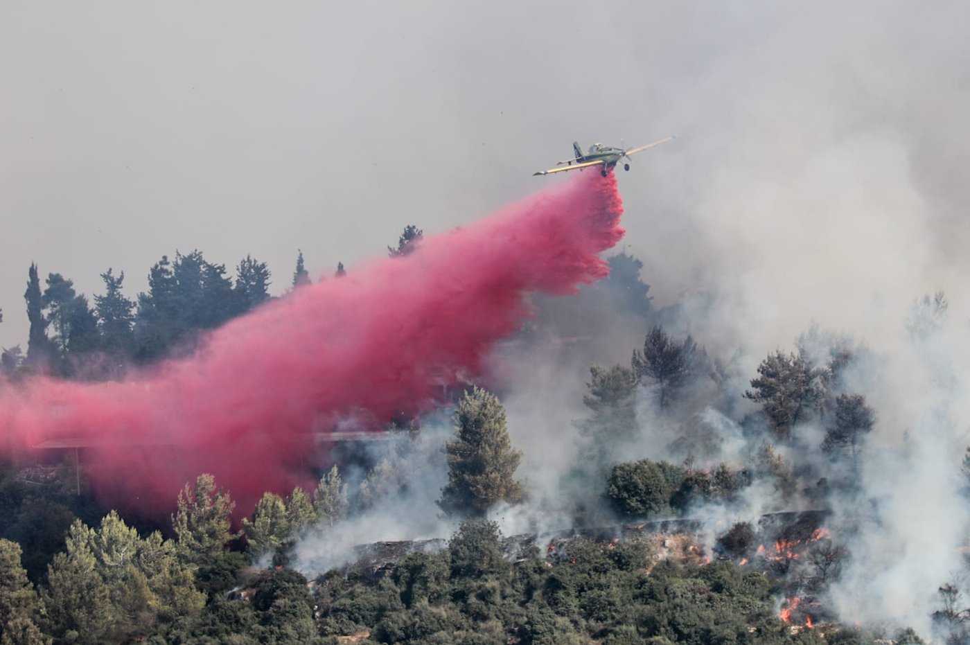 מאות מפונים מבתיהם; הוכרז על גיוס כללי בכבאות והצלה