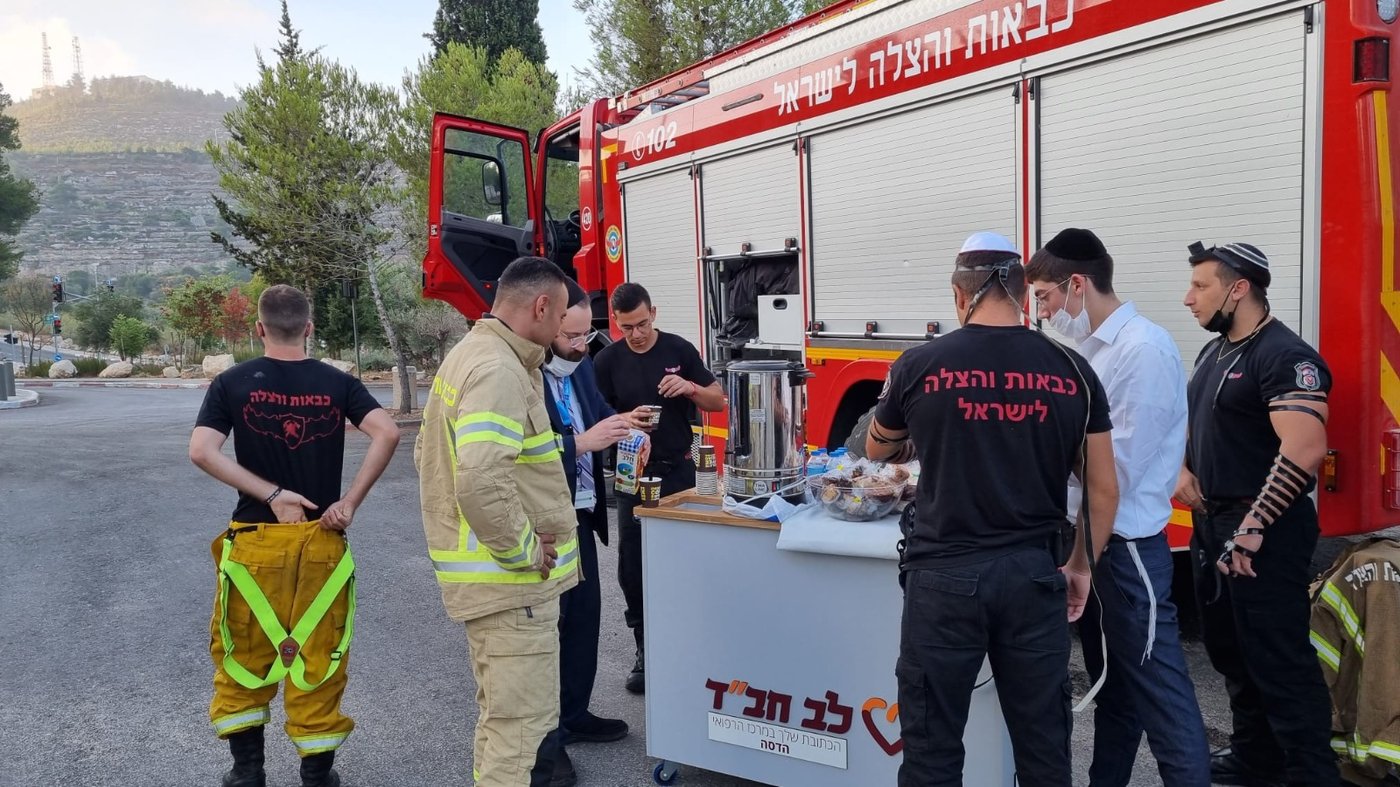 לצד הלהבות: לוחמי האש מניחים תפילין